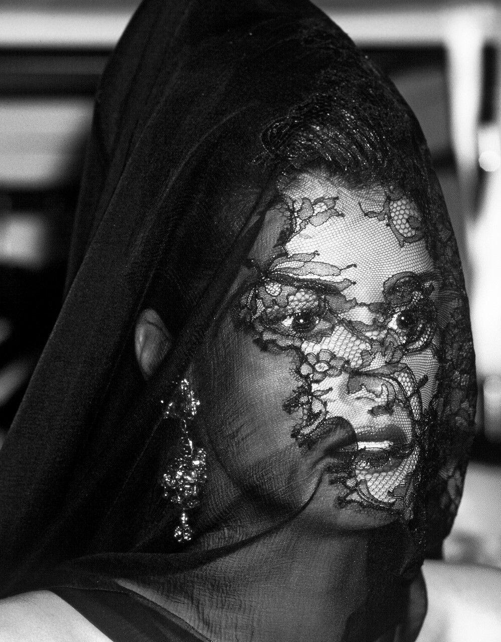 Ясмин Гаури в Christian Lacroix, серия «Высокая мода», фотограф Бруно Бизанг