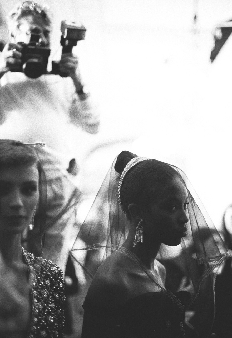 Хельмут Ньютон снимает Наоми Кэмпбелл в Dior, серия «Высокая мода», фотограф Бруно Бизанг
