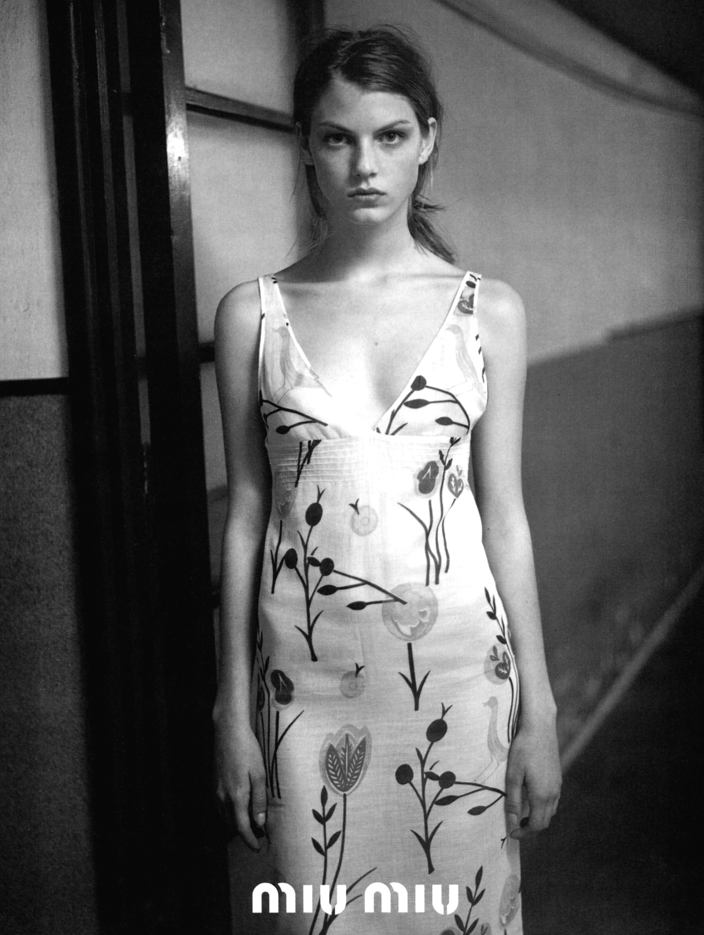 Кампейн Miu Miu 1997,  Vogue Italia, Одри Марней, фотограф Глен Лачфорд (8) — Модная фотография 90-х: от гламура к реализму / Камералабс