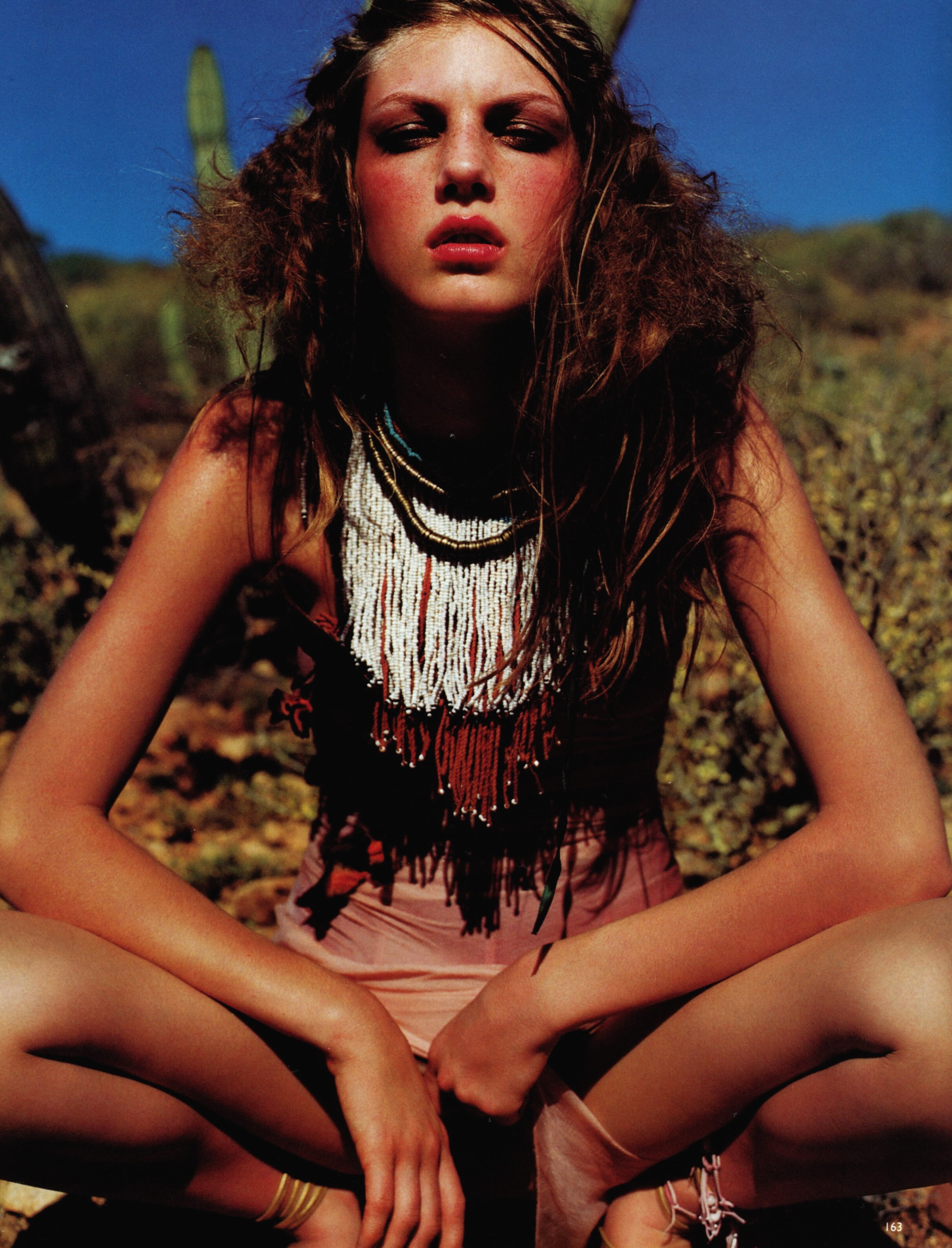 Эдиториал Tribal Trance, Vogue UK, Анджела Линдвалл, фотограф Марио Тестино, 1998 год (11) — Модная фотография 90-х: от гламура к реализму / Камералабс