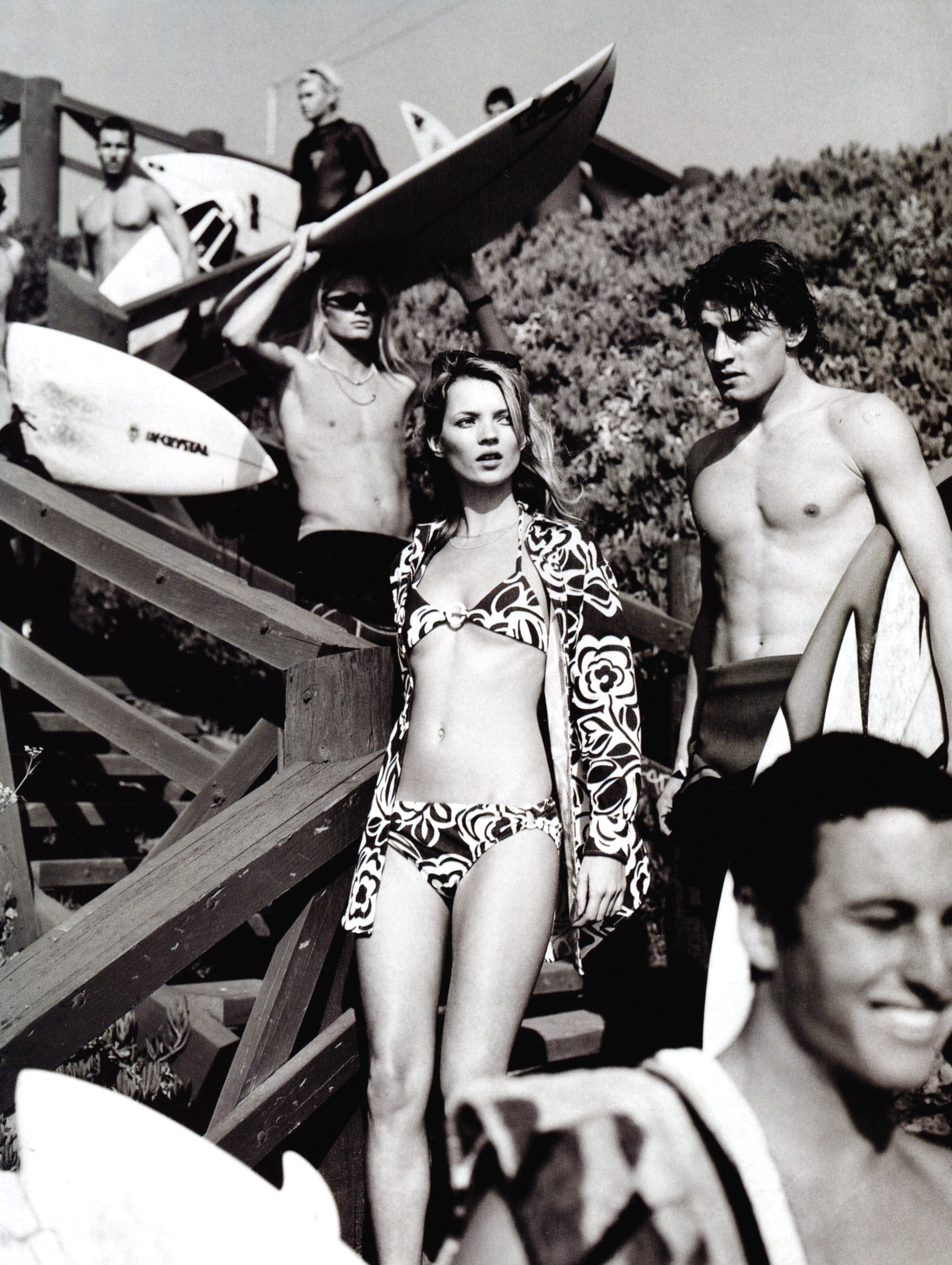 Эдиториал The Surf Report, Кейт Мосс, фотограф Марио Тестино, 1996 (2) — Модная фотография 90-х: от гламура к реализму / Камералабс