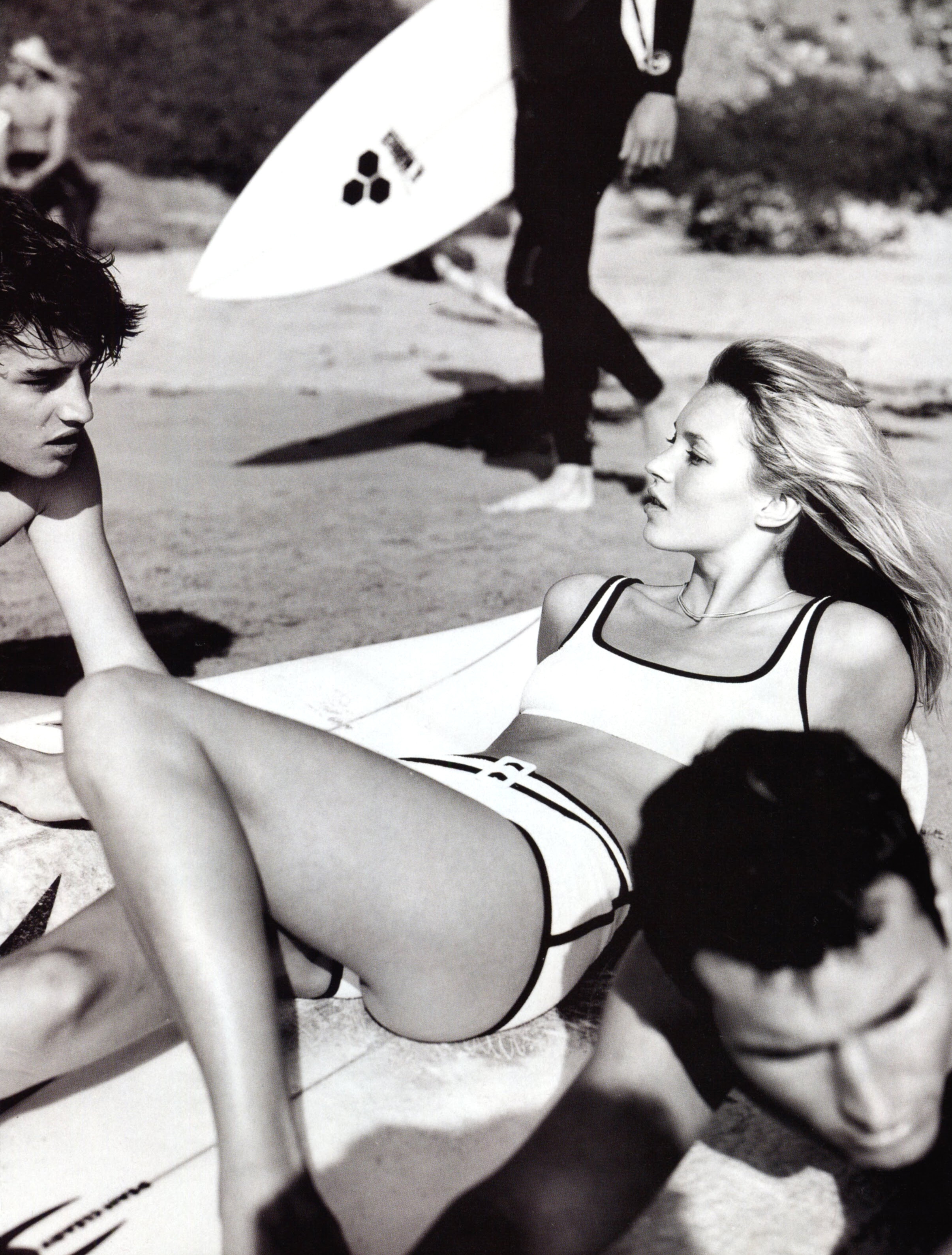 Эдиториал The Surf Report, Кейт Мосс, фотограф Марио Тестино, 1996 (3) — Модная фотография 90-х: от гламура к реализму / Камералабс