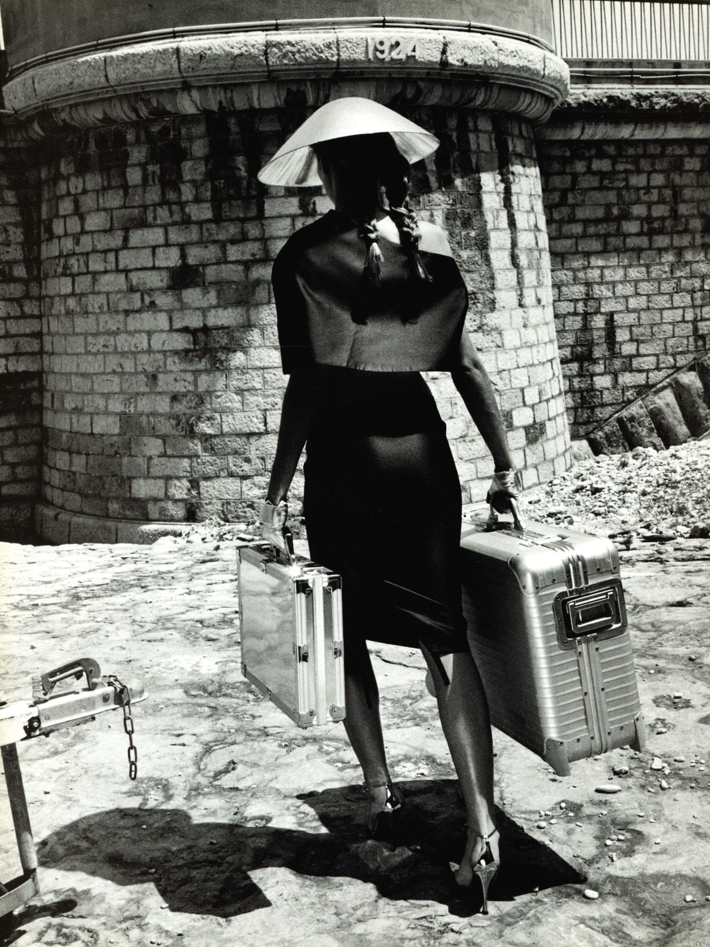 Эдиториал Tomorrows Girl, Vogue Italia, Эстер Каньядас, фотограф Хельмут Ньютон, 1998 год (6) — Модная фотография 90-х: от гламура к реализму / Камералабс