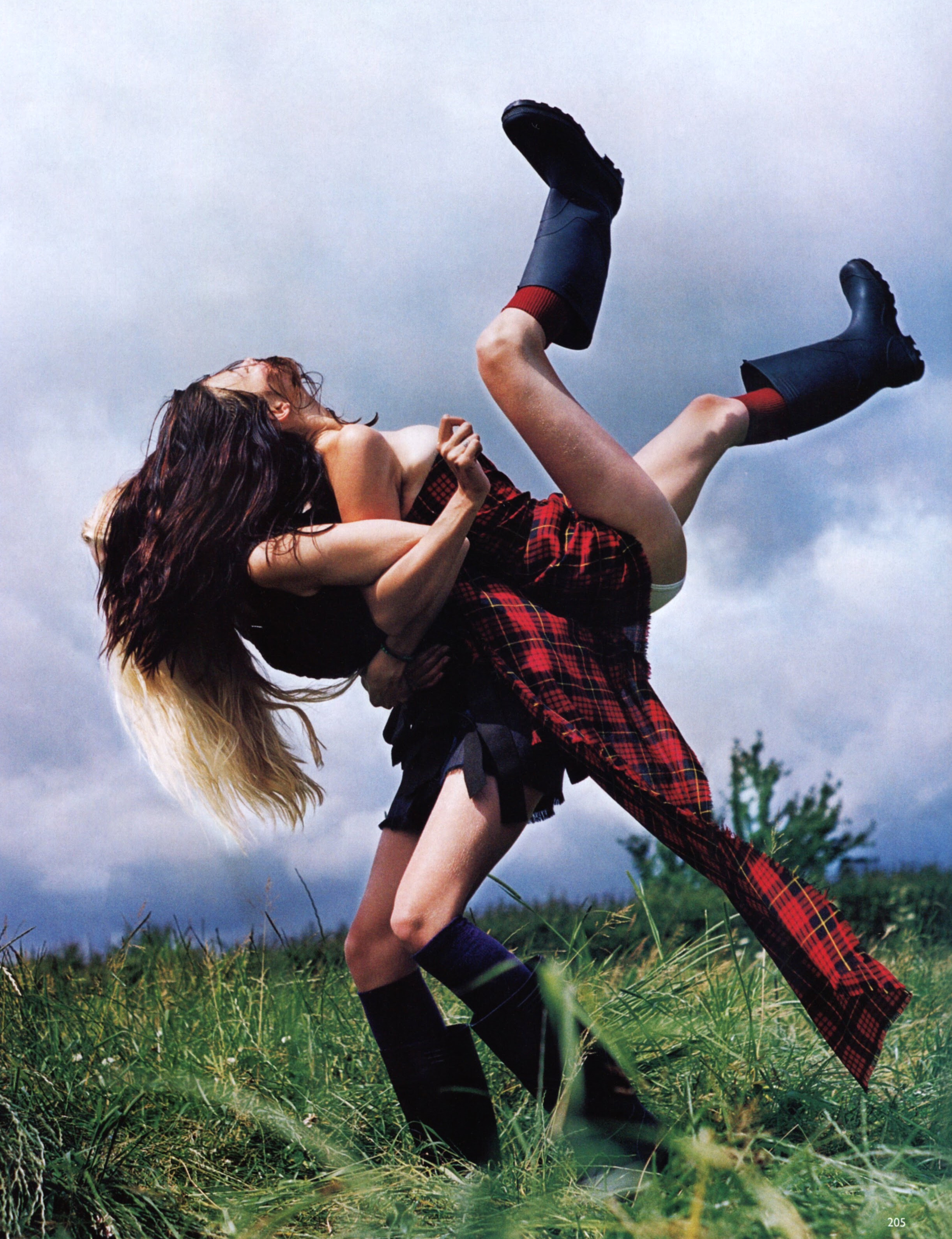 Эдиториал Earth Girls, Vogue UK, Кирсти Хьюм, Триш Гофф, фотограф Тим Уокер, 1998 год — Модная фотография 90-х: от гламура к реализму / Камералабс
