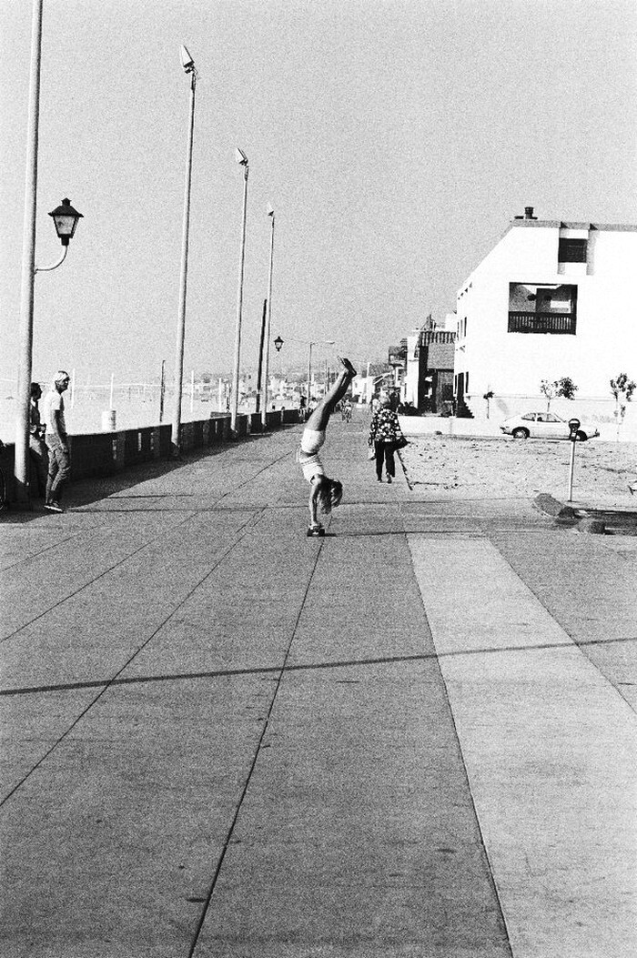 Эйлин – королева стойки на руках, Эрмоса-Бич, Южная Калифорния, 1960-е, фотограф Глен Локетт