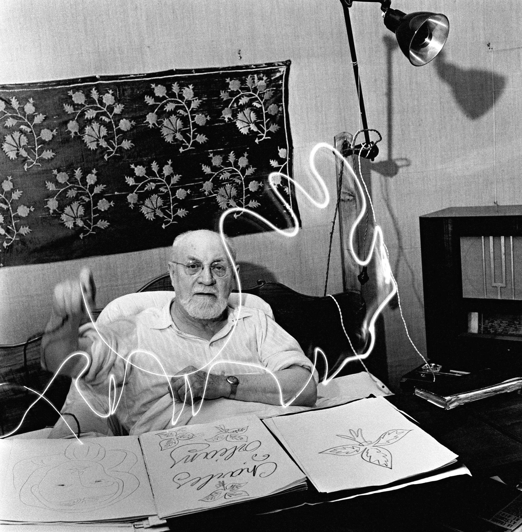 Анри Матисс рисует светящимся наконечником, Ницца, Франция, 1949 год, фотограф Гён Мили (Gjon Mili)