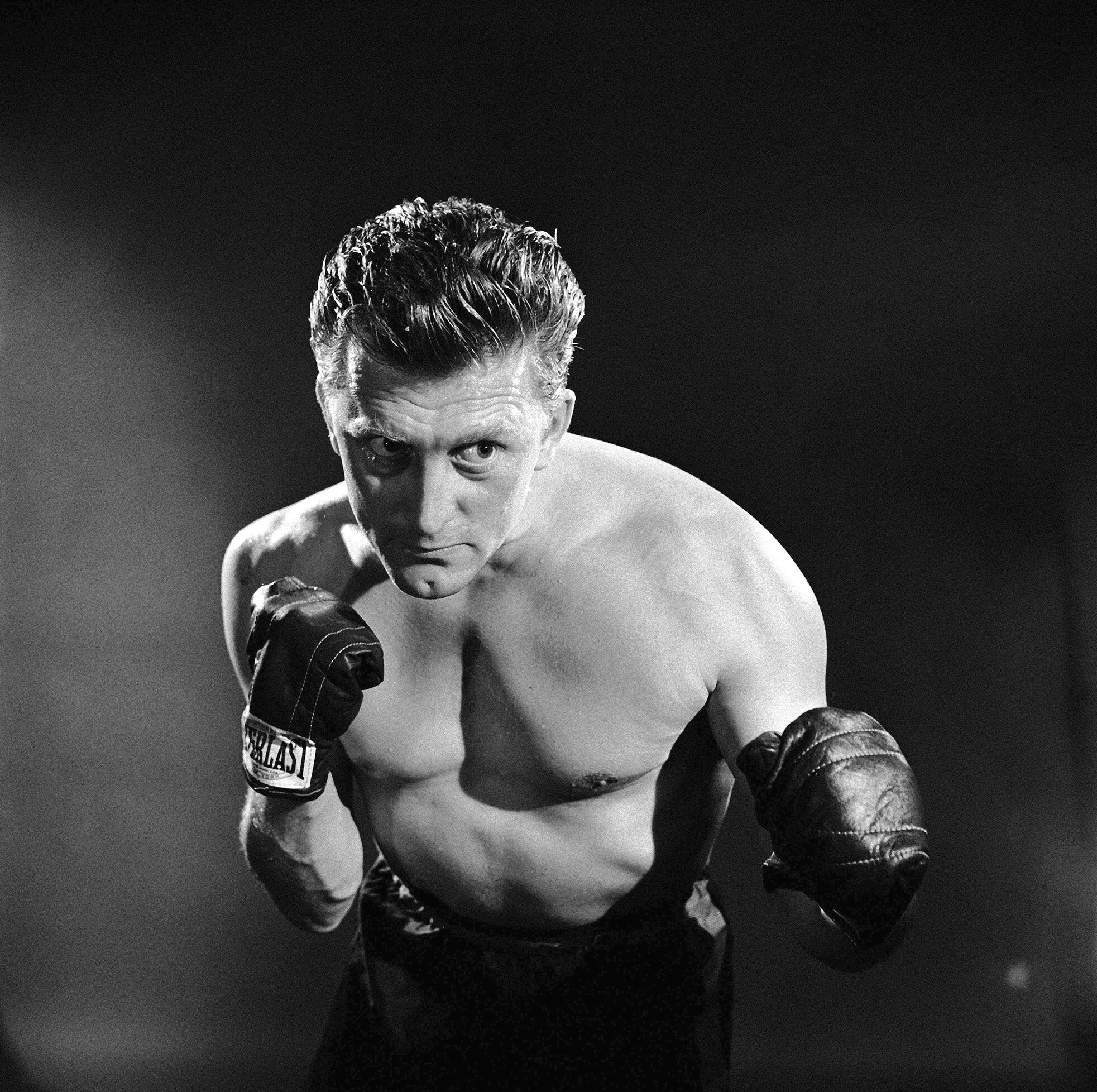 Кирк Дуглас в образе боксера в фильме  "Чемпион", 1949 год, фотограф Аллан Грант (Allan Grant)