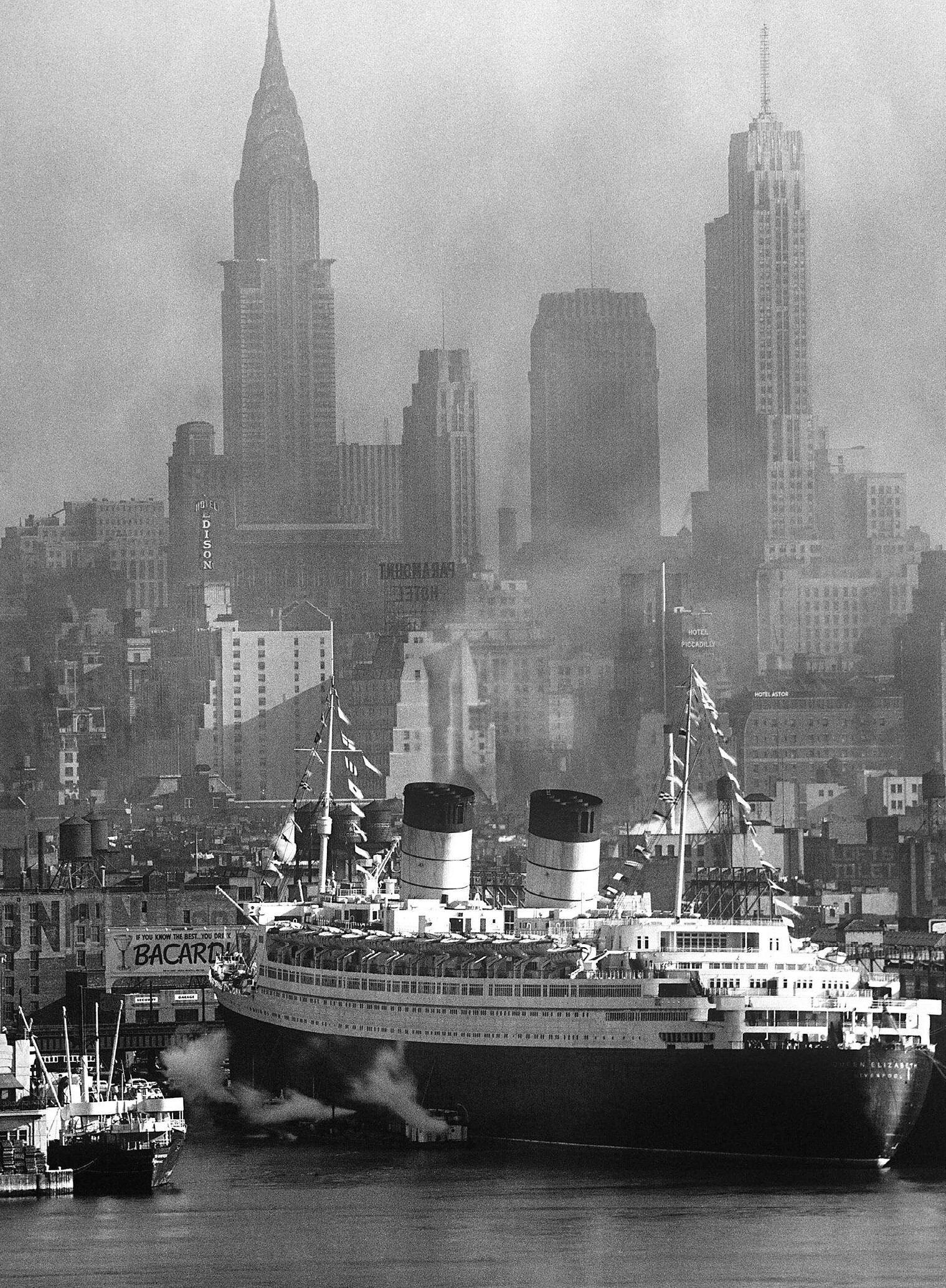 Лайнер Королева Елизавета в гавани Нью-Йорка, США, 1958 год, фотограф Андреас Фейнингер (Andreas Feininger)