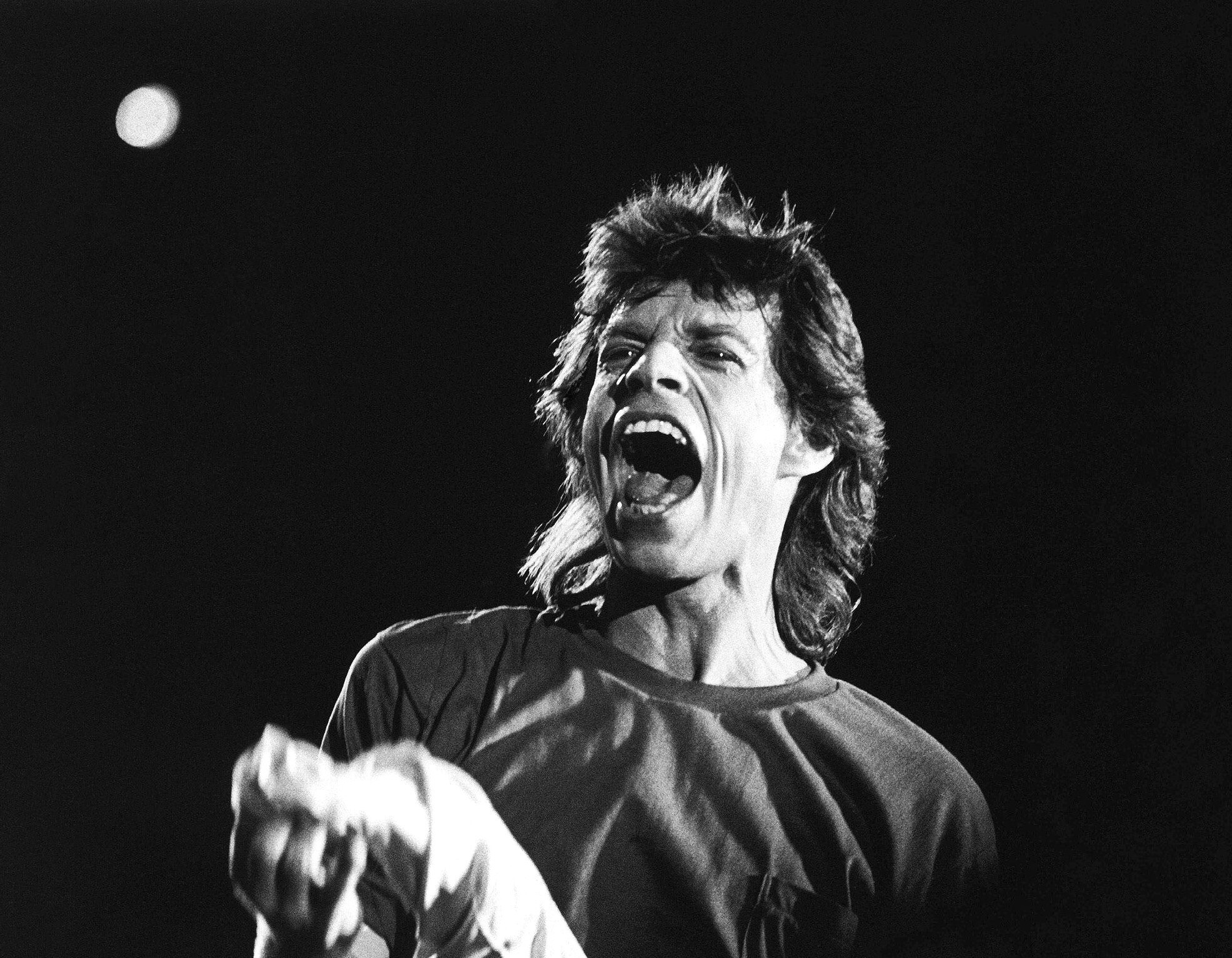 Мик Джаггер поет на сцене концерта Live Aid на стадионе имени Джона Кеннеди в Филадельфии, США, 1985 год, фотограф Дэвид Макгоф (David Mc Gough)