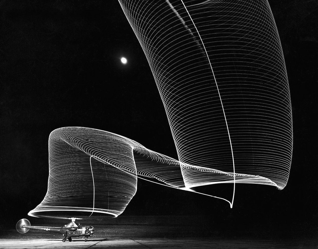 Приземлившийся вертолет, длинная выдержка, Мэриленд, США, 1949 год, фотограф Андреас Фейнингер (Andreas Feininger)