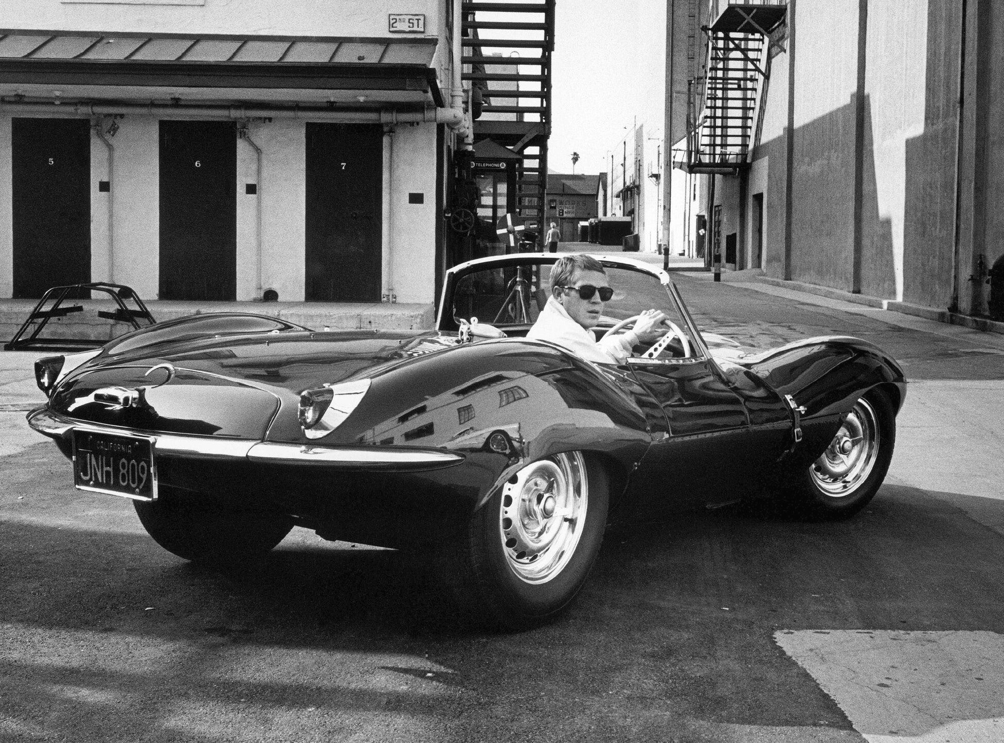 Стив Маккуин за рулем своего Jaguar на киностудии, Калифорния, США, 1963 год, фотограф Джон Доминис (John Dominis)