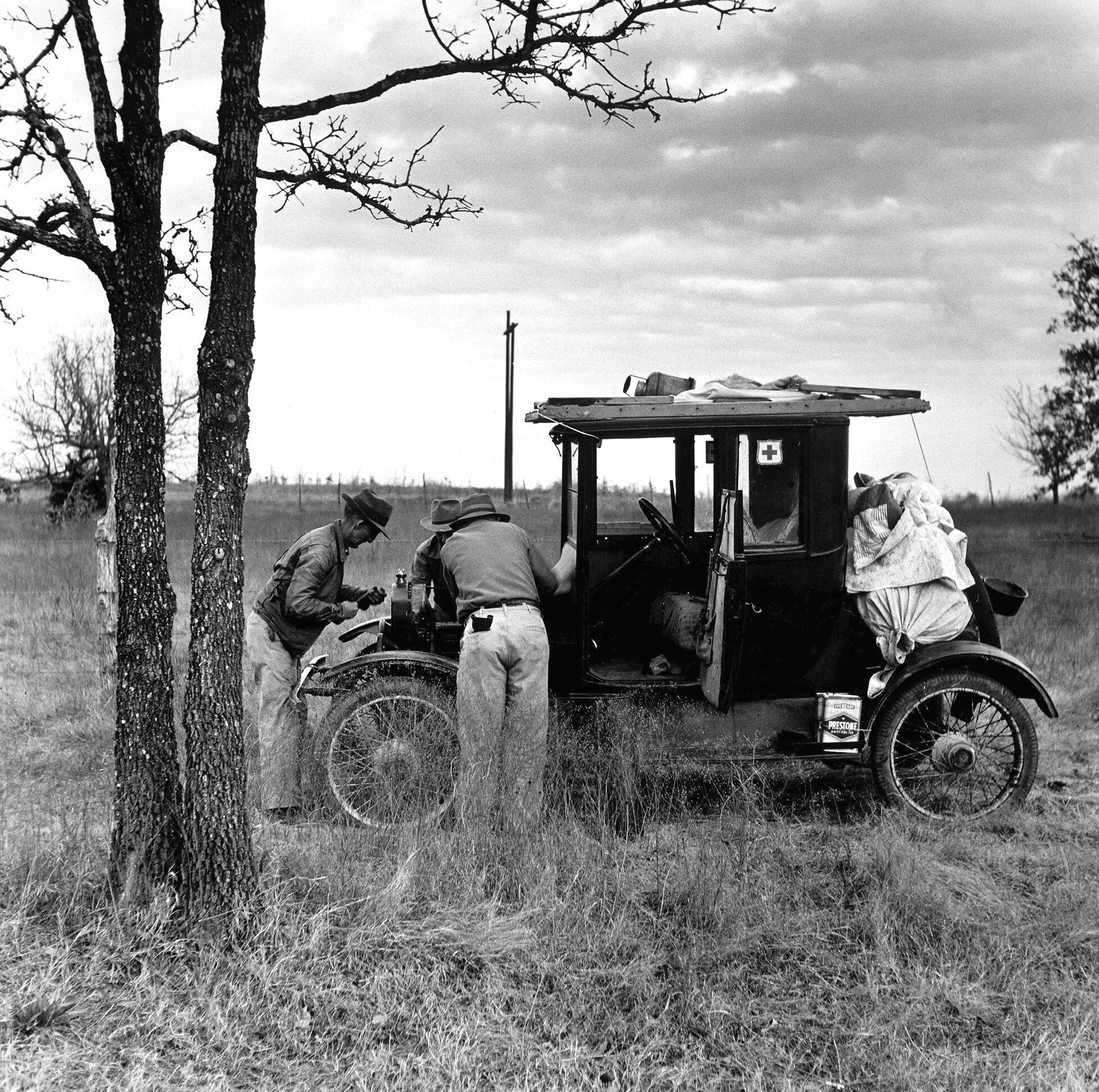 Трое мужчин ремонтируют Ford T 1918 года выпуска, Бастроп, Техас, США, 1942 год, фотограф Чарльз Стейнхаймер (Charles E. Steinheimer)