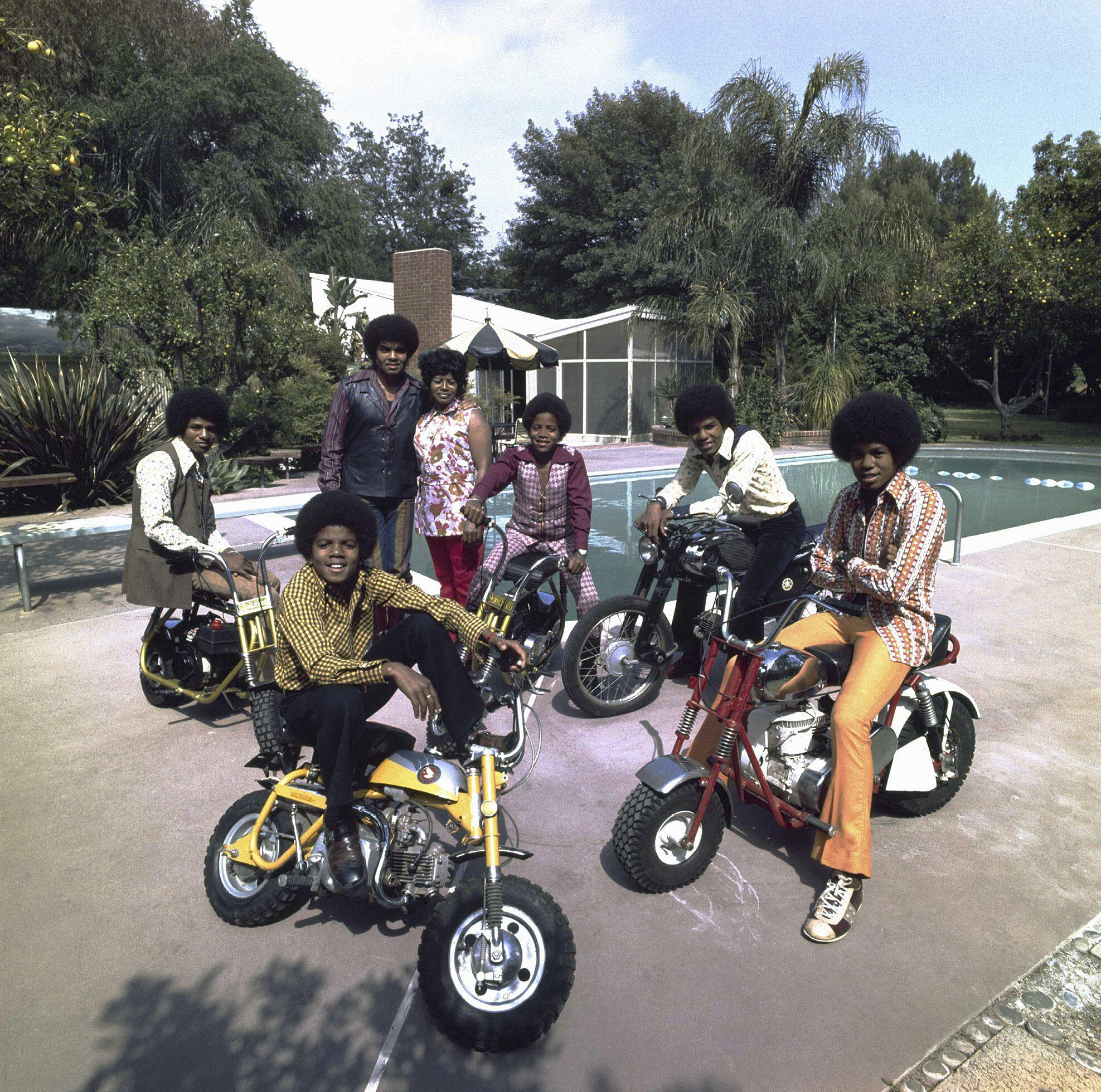 Участники Jackson Five Джеки, Марлон, Тито, Джермейн и Майкл позируют со своими родителями Джо и Кэтрин в Энсино, Калифорния, США, 1970 год, фотограф Джон Олсон (John Olson)