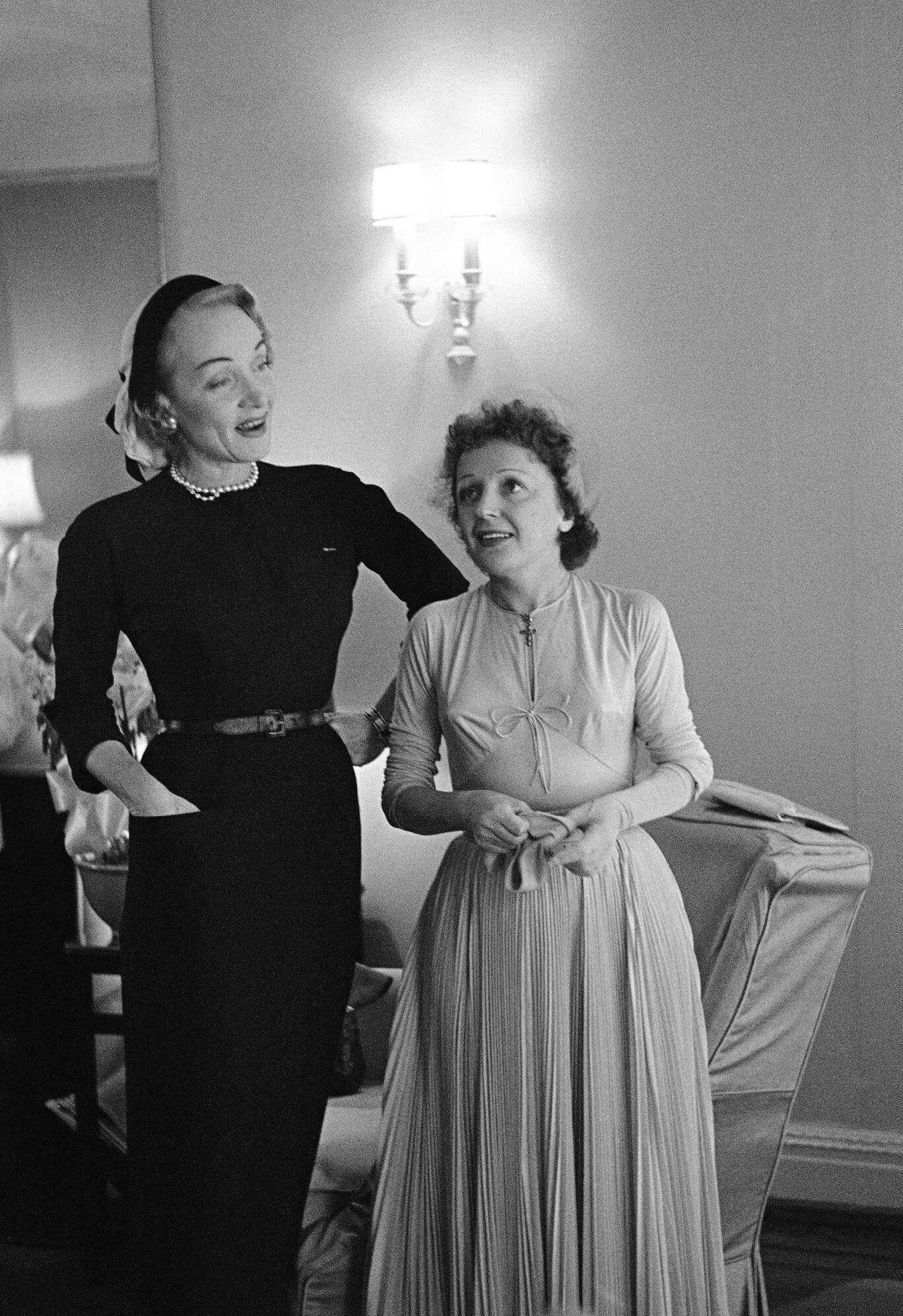 Эдит Пиаф в компании Марлен Дитрих, Нью-Йорк, США, 1952 год, фотограф Аллан Грант (Allan Grant)