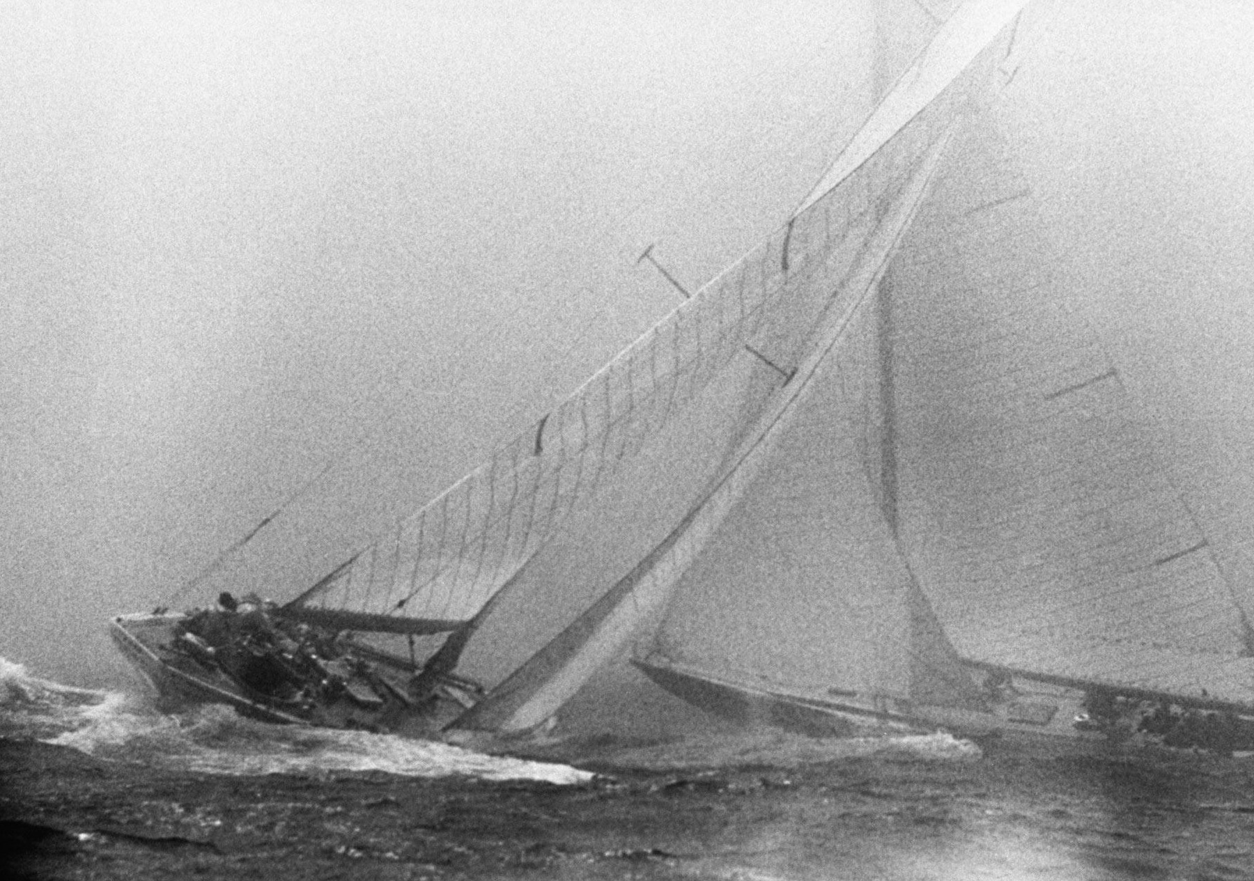 Яхта во время соревнований, Ньюпорт, Род-Айленд, США, 1958 год, фотограф Джордж Силк