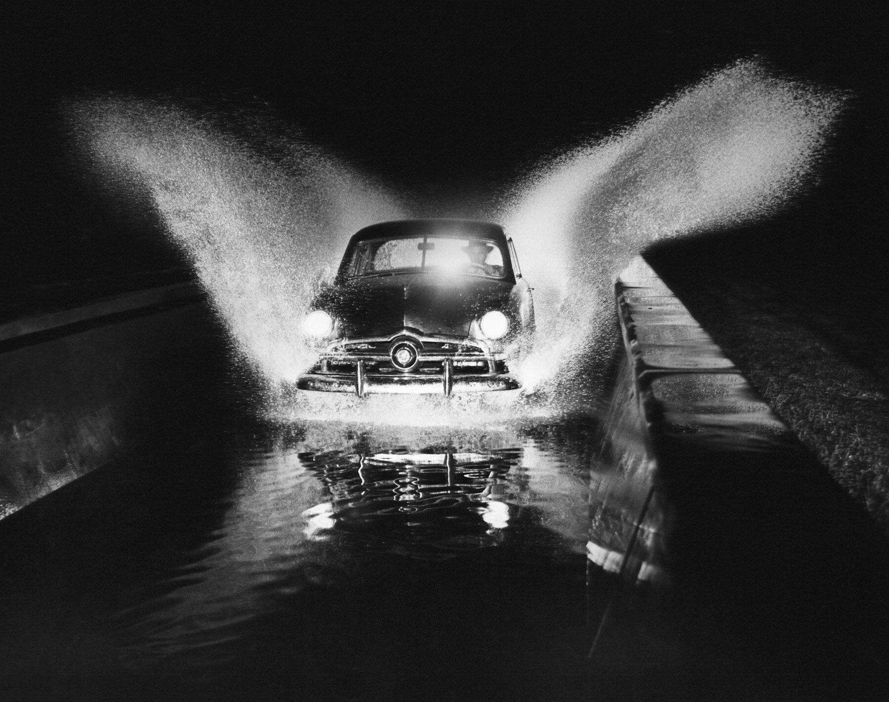Автомобиль проезжает через глубокий водоем на испытательном полигоне Ford, Детройт, Мичиган, США, 1948 год, фотограф Гён Мили