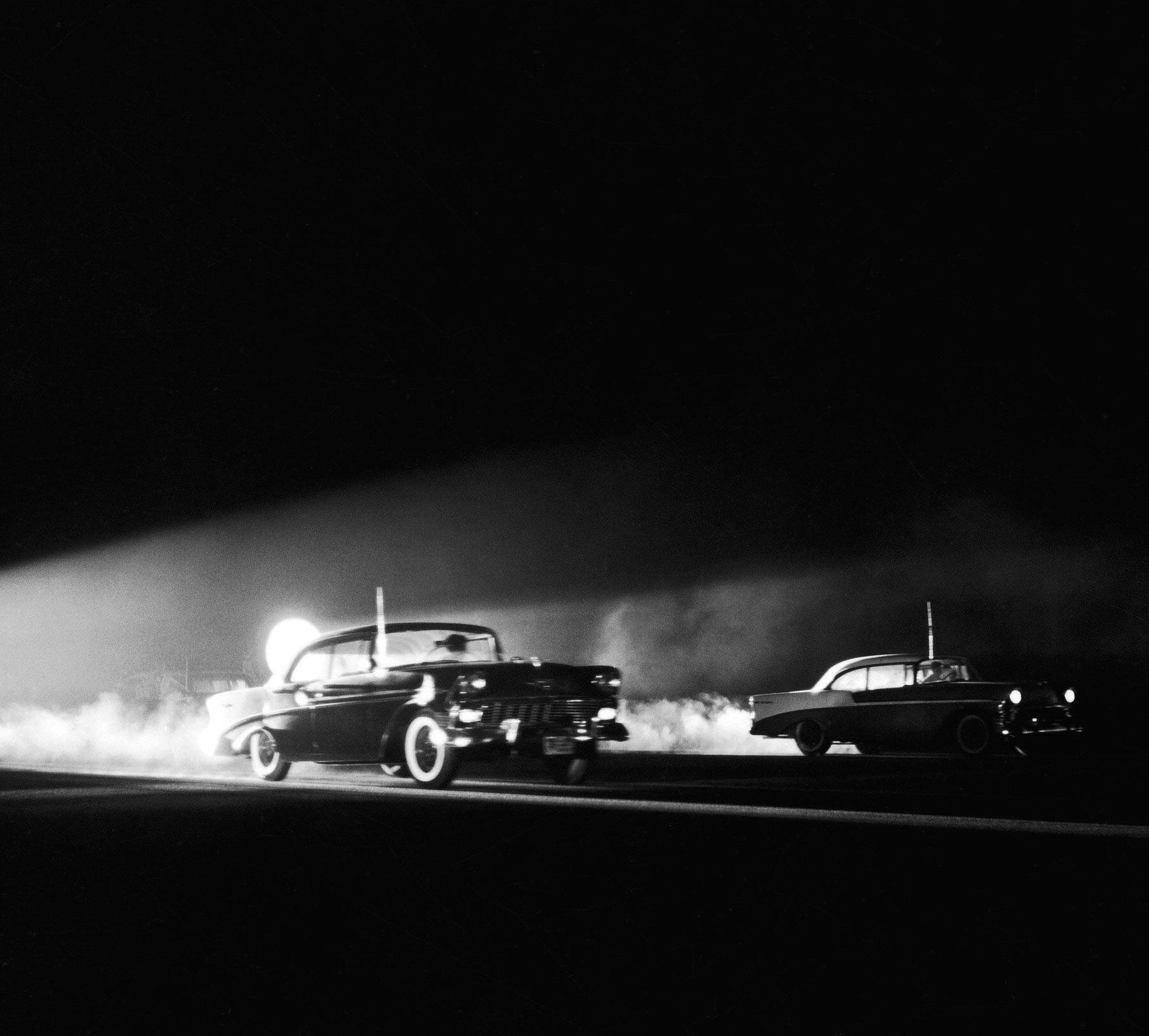 Ночной драг-рейсинг, США, 1957 год, фотограф Хэнк Уокер