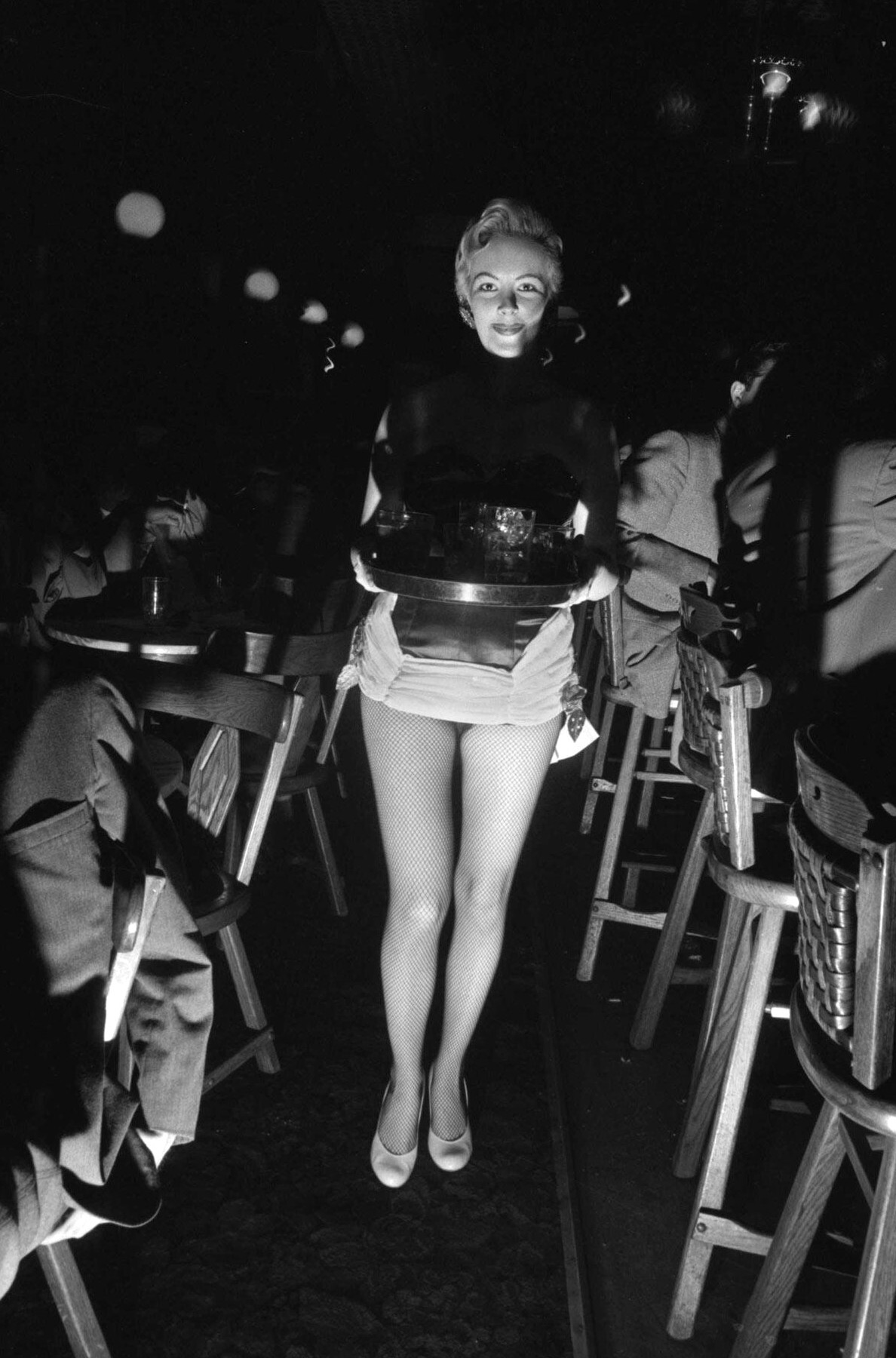 Барменша из Чикаго, Иллинойс, США, 1957 год, фотограф Пьер Булат