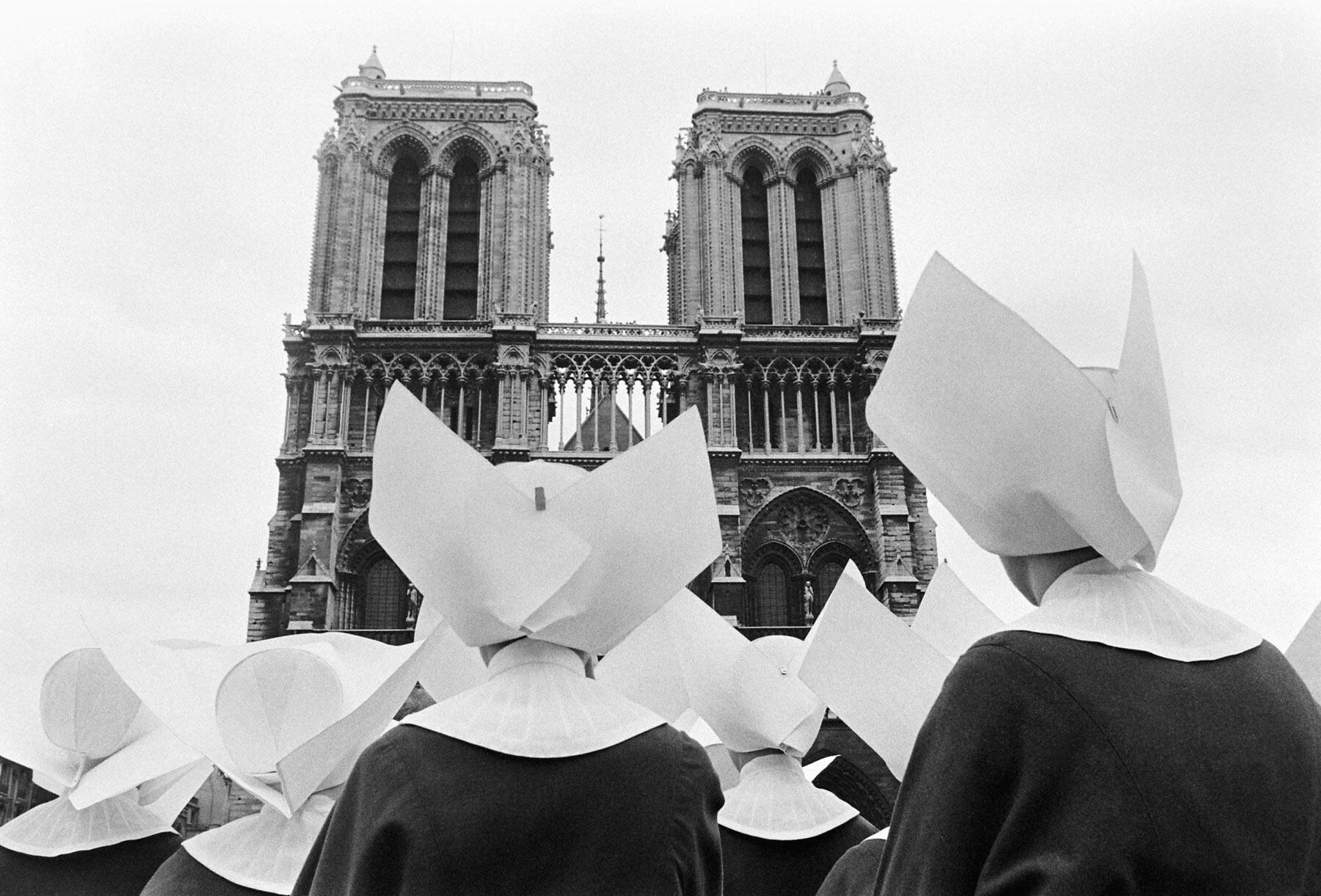 Группа католических сестёр смотрит на Собор Парижской Богоматери, 1959 год, фотограф Уолтер Сандерс
