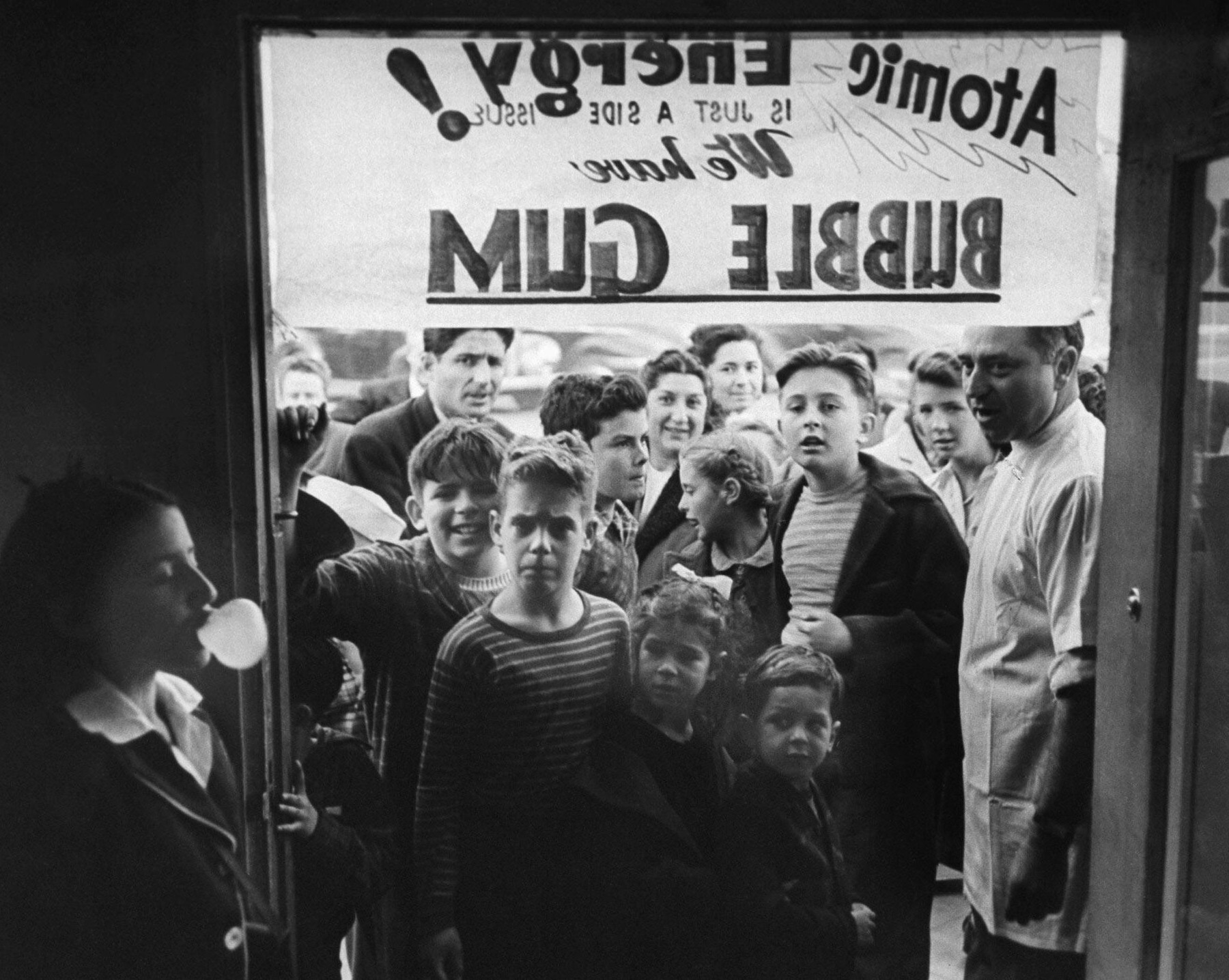 В очереди на распродажу жевательной резинки, США, 1946 год