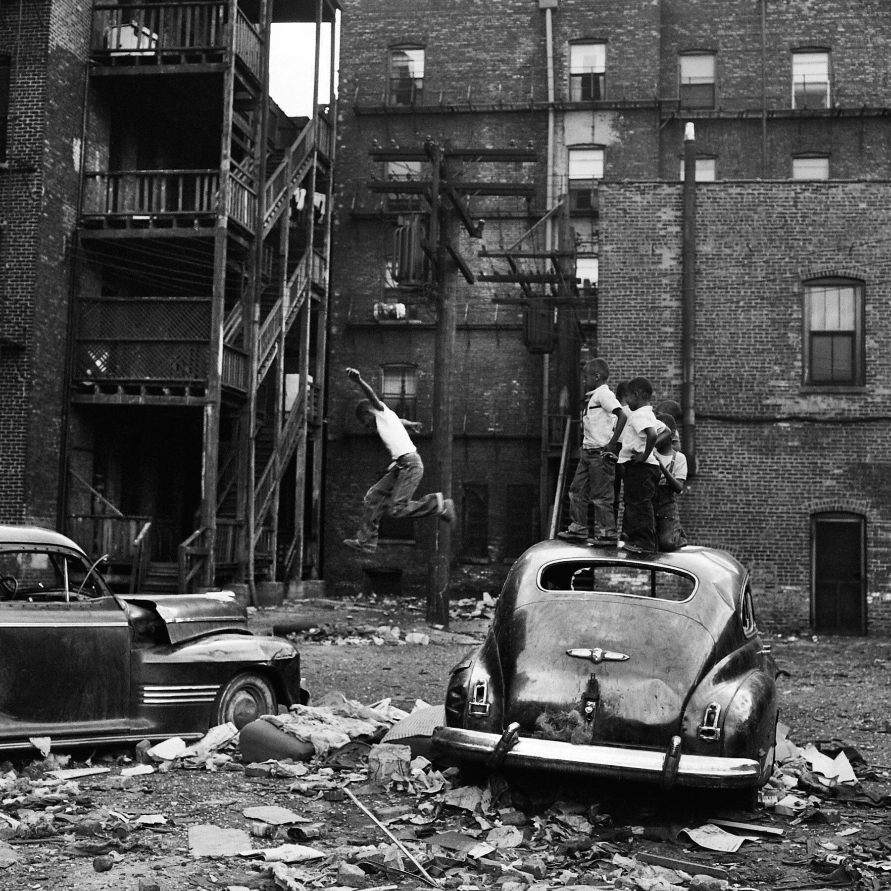 Дети на брошенных машинах в трущобах Чикаго, Иллинойс, США, 1954 год, фотограф Фриц Горо