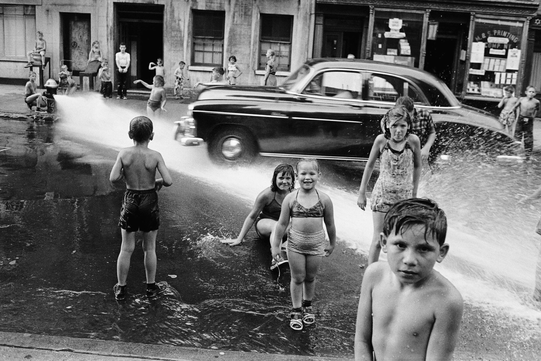 Дети у пожарного гидранта во время сильной жары, Нью-Йорк, 1953 год, фотограф Питер Стэкпоул