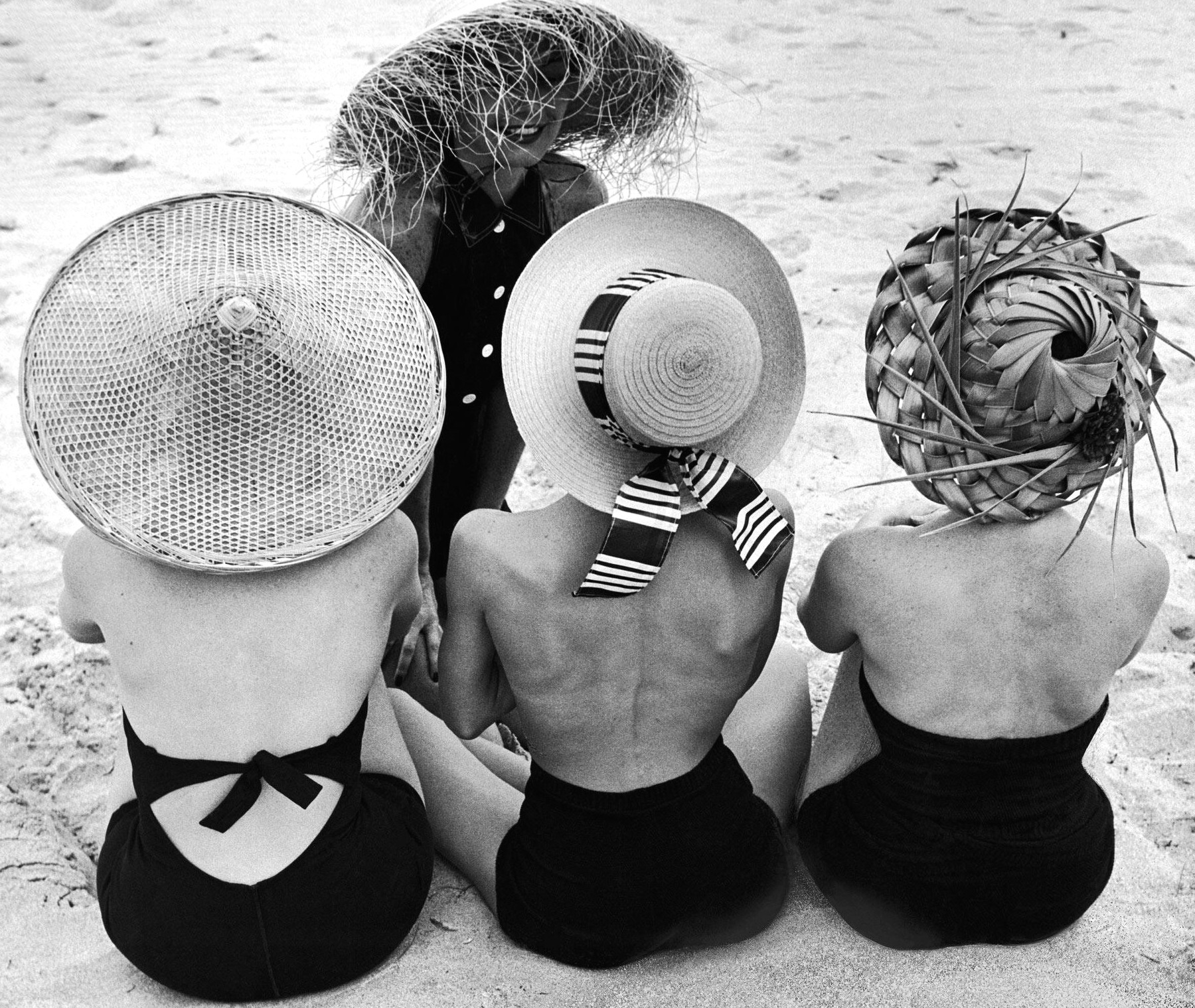 Модели на пляже в соломенных шляпах, Флорида, США, 1950 год, фотограф Нина Лин