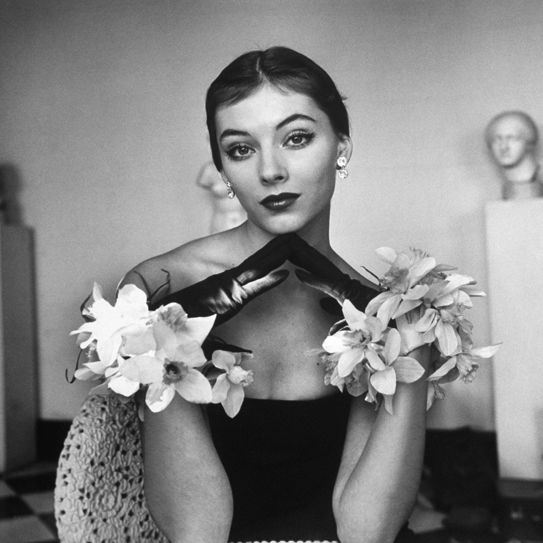 Модель в перчатках, США, 1951 год, фотограф Нина Лин
