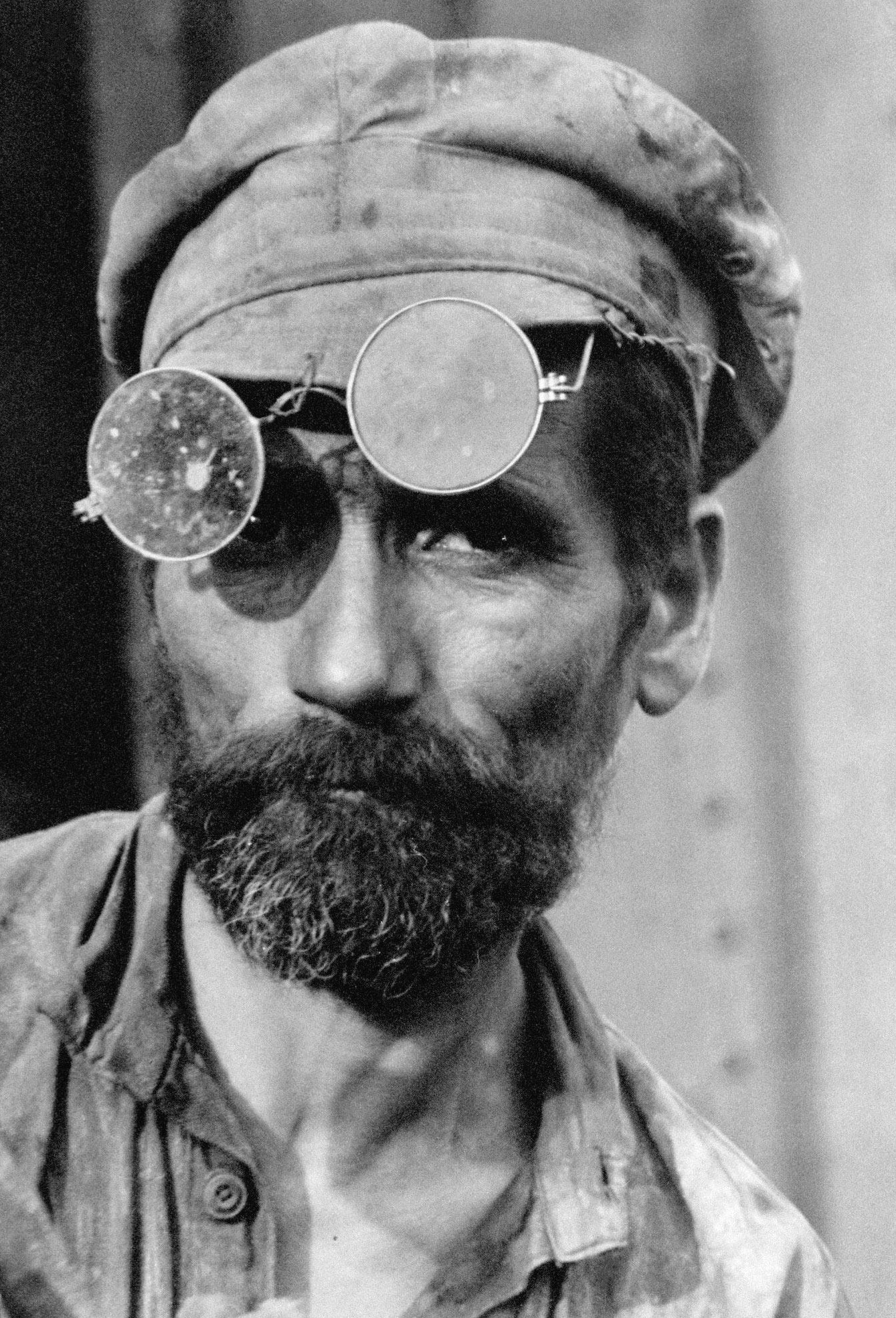 Портрет русского рабочего на заводе Красный Октябрь, Москва, Россия, 1931 год, фотограф Маргарет Бурк-Уайт