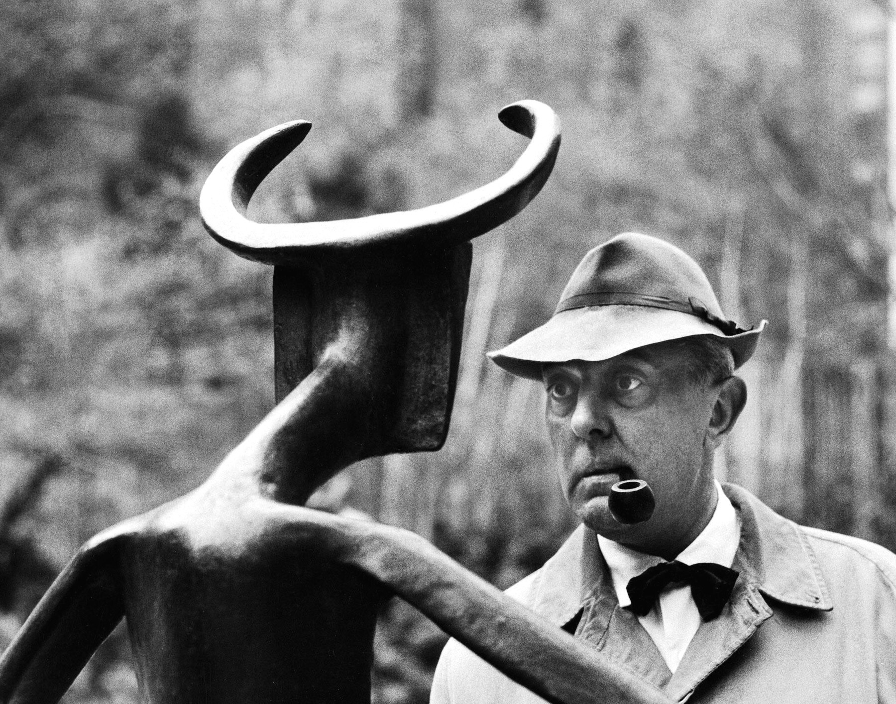 Французский актер Жак Тати развлекается со скульптурой, Нью-Йорк, 1958 год, фотограф Йель Джоэл