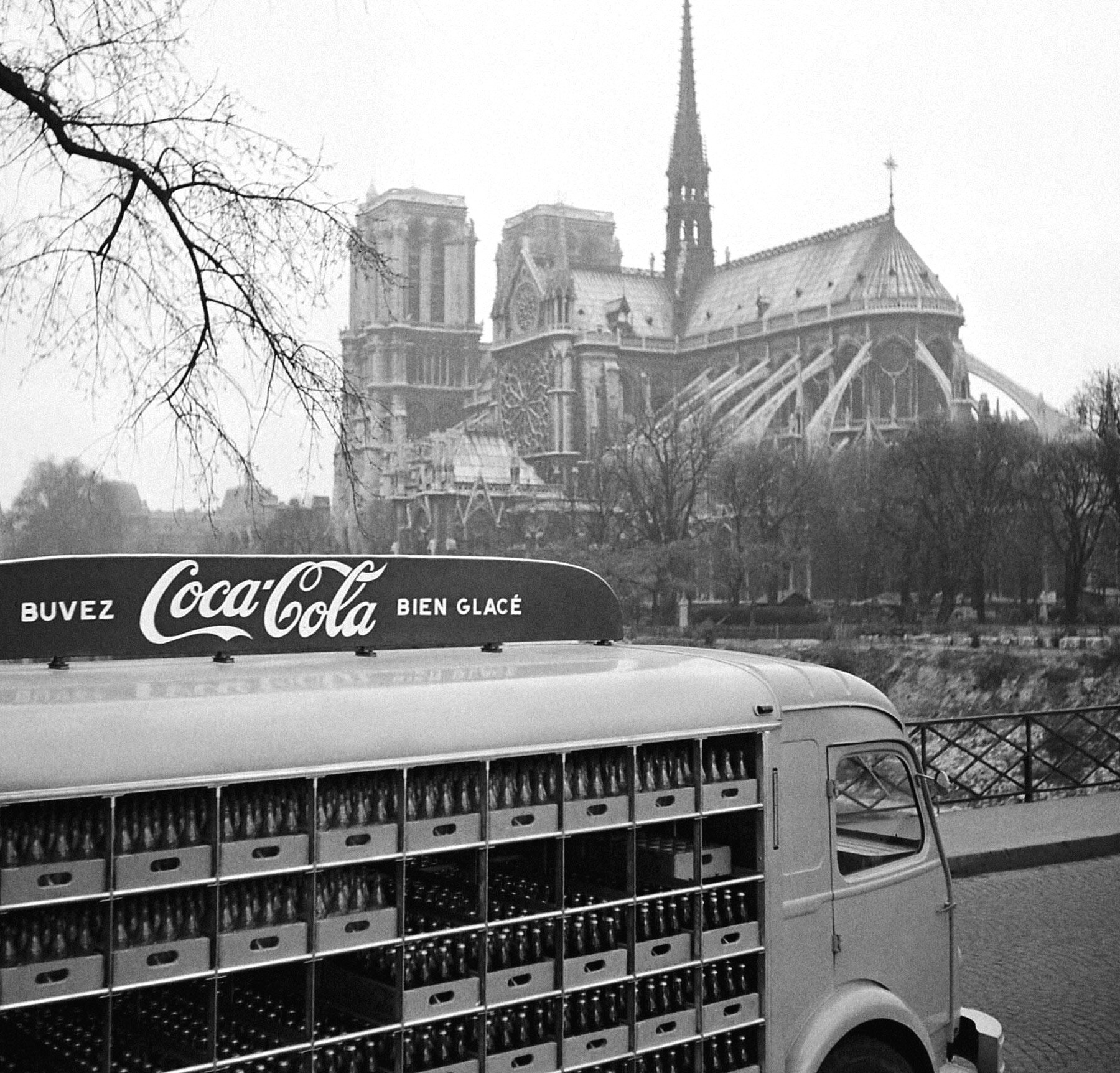 Фургон Coca Cola проезжает мимо Собора Парижской Богоматери, Париж, Франция, 1950 год