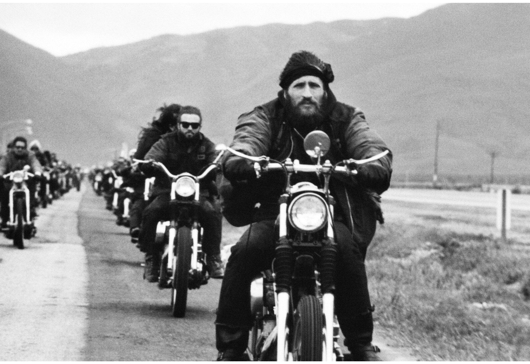 Члены Hells Angels на своих мотоциклах, Калифорния, США, 1965 год, фотограф Билл Рэй