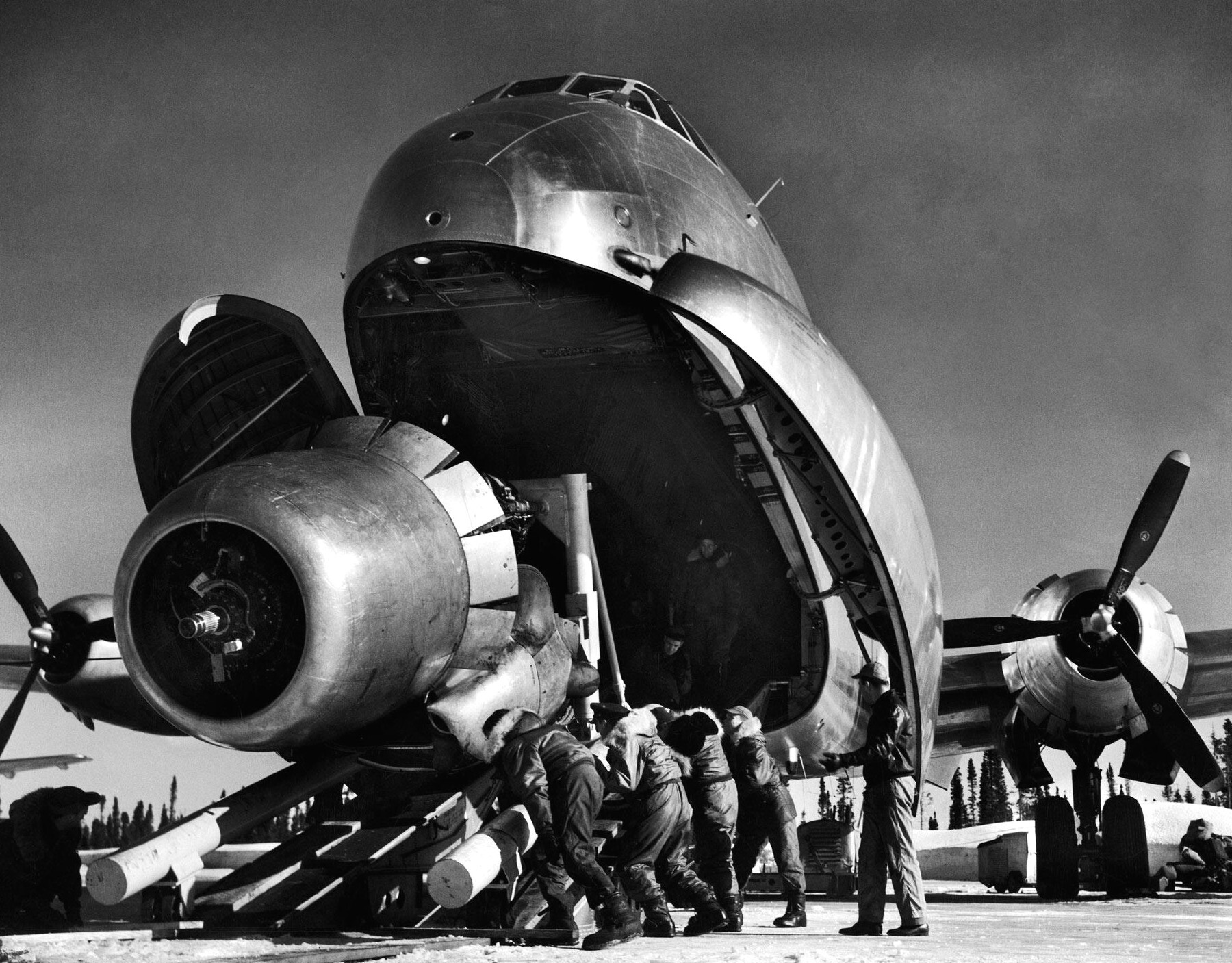 Члены экипажа выгружают двигатель бомбардировщика B-50 из самолета C-124 в Лос-Анджелесе, 1951 год, фотограф Маргарет Бурк-Уайт