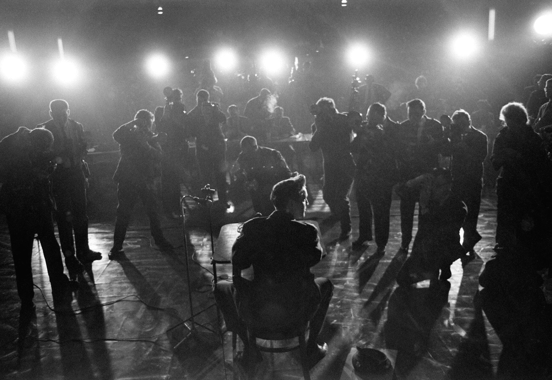 Элвис Пресли в окружении прессы, 1960 год, фотограф Джеймс Уитмор