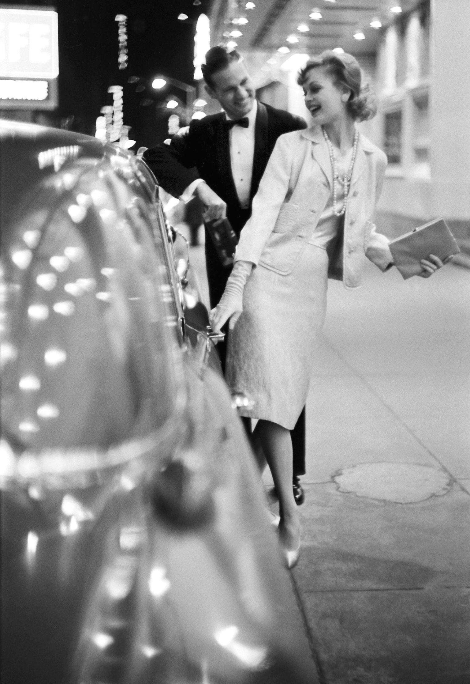 Элегантная пара в вечерних нарядах для театра, США, 1958 год, фотограф Гордон Паркс