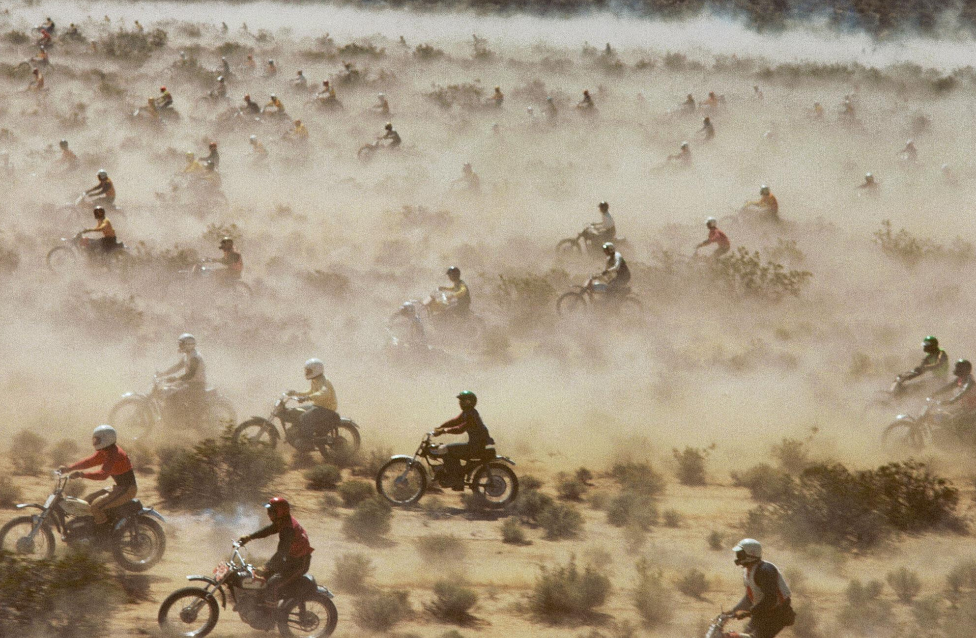 Вид с воздуха на участников мотокросса Mint 400  в пустыне Мохаве, Калифорния, США, 1971 год, фотограф Билл Эппридж