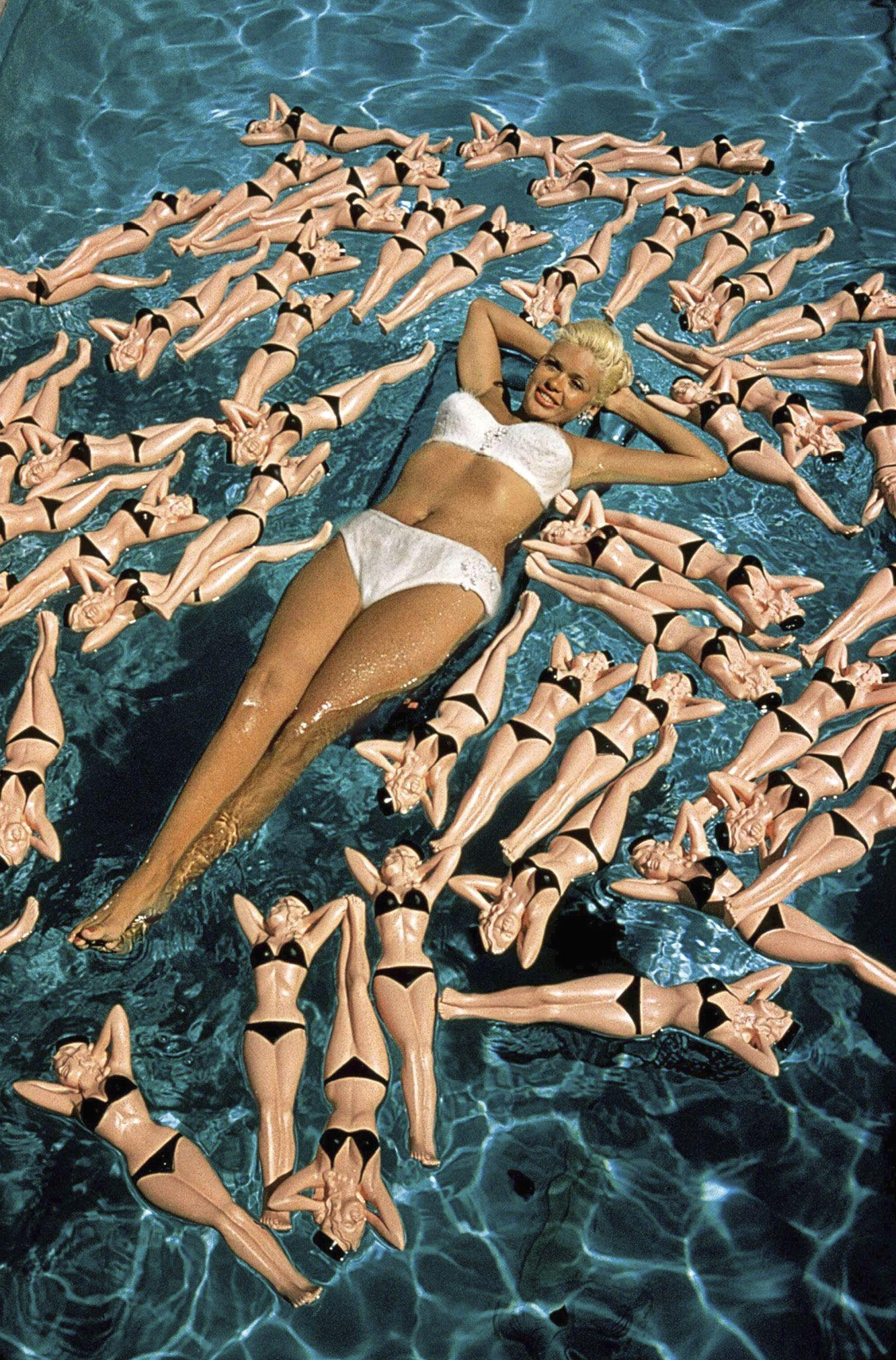 Джейн Мэнсфилд в бассейне, Голливуд, 1957 год, фотограф Аллан Грант (Allan Grant)