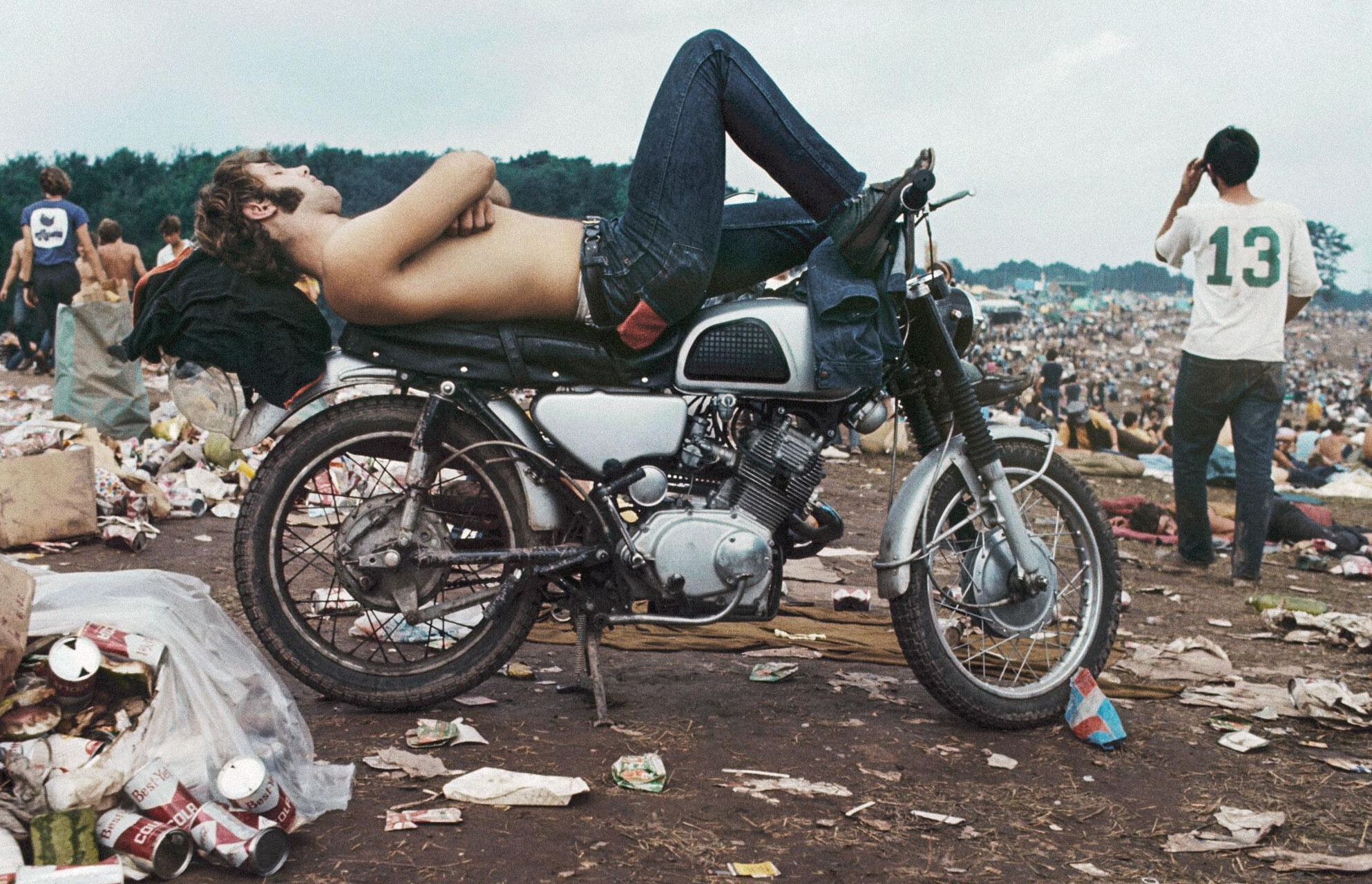 Зритель, отдыхающий на мотоцикле во время Вудстокского фестиваля, 1969 год, фотограф Билл Эппридж