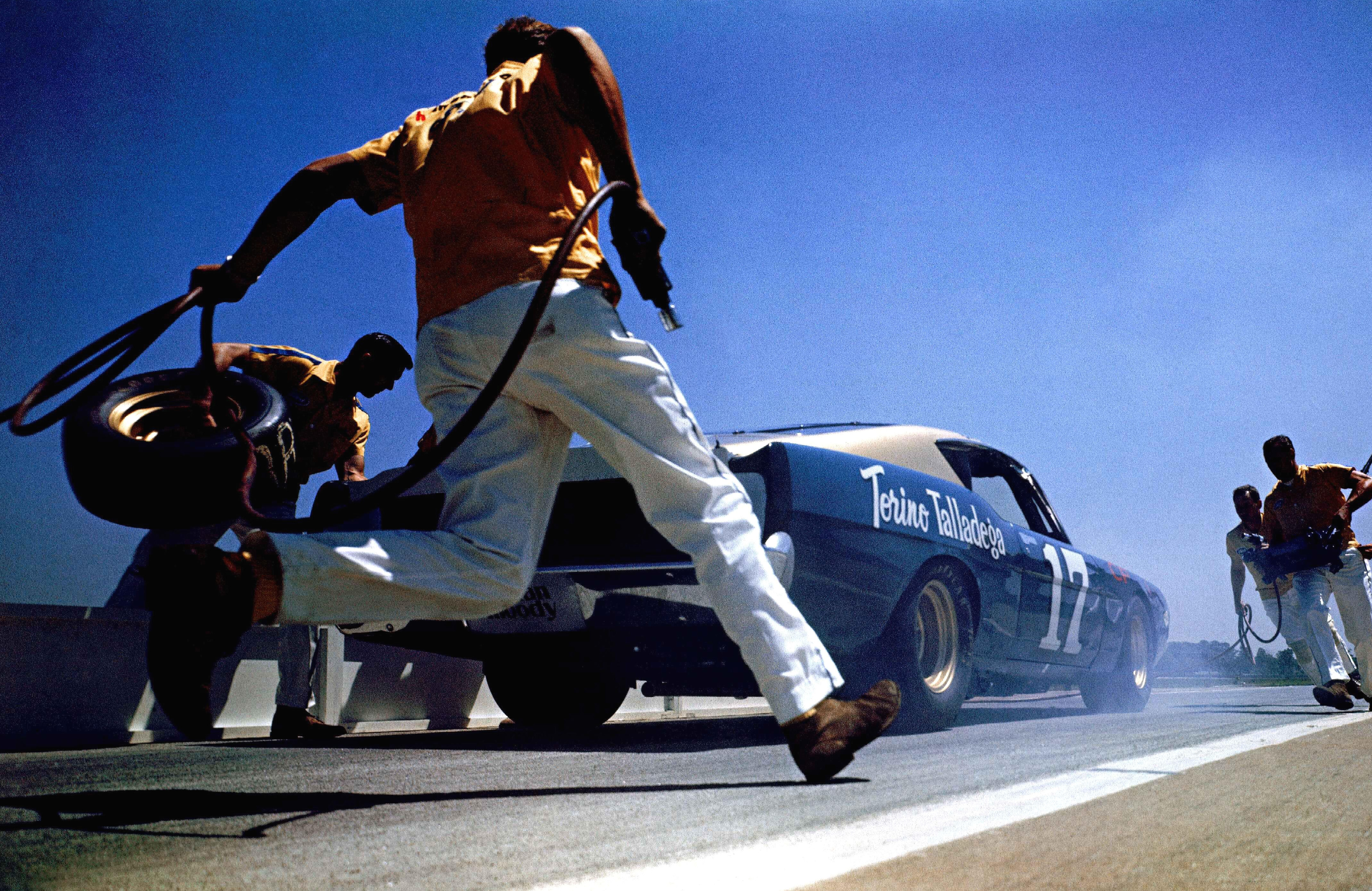 Команда тренируется на пит-стопе для гонщика Дэвида Пирсона на его Torino Talladega, 1969 год, фотограф Артур Б. Рикерби (Art Rickerby)