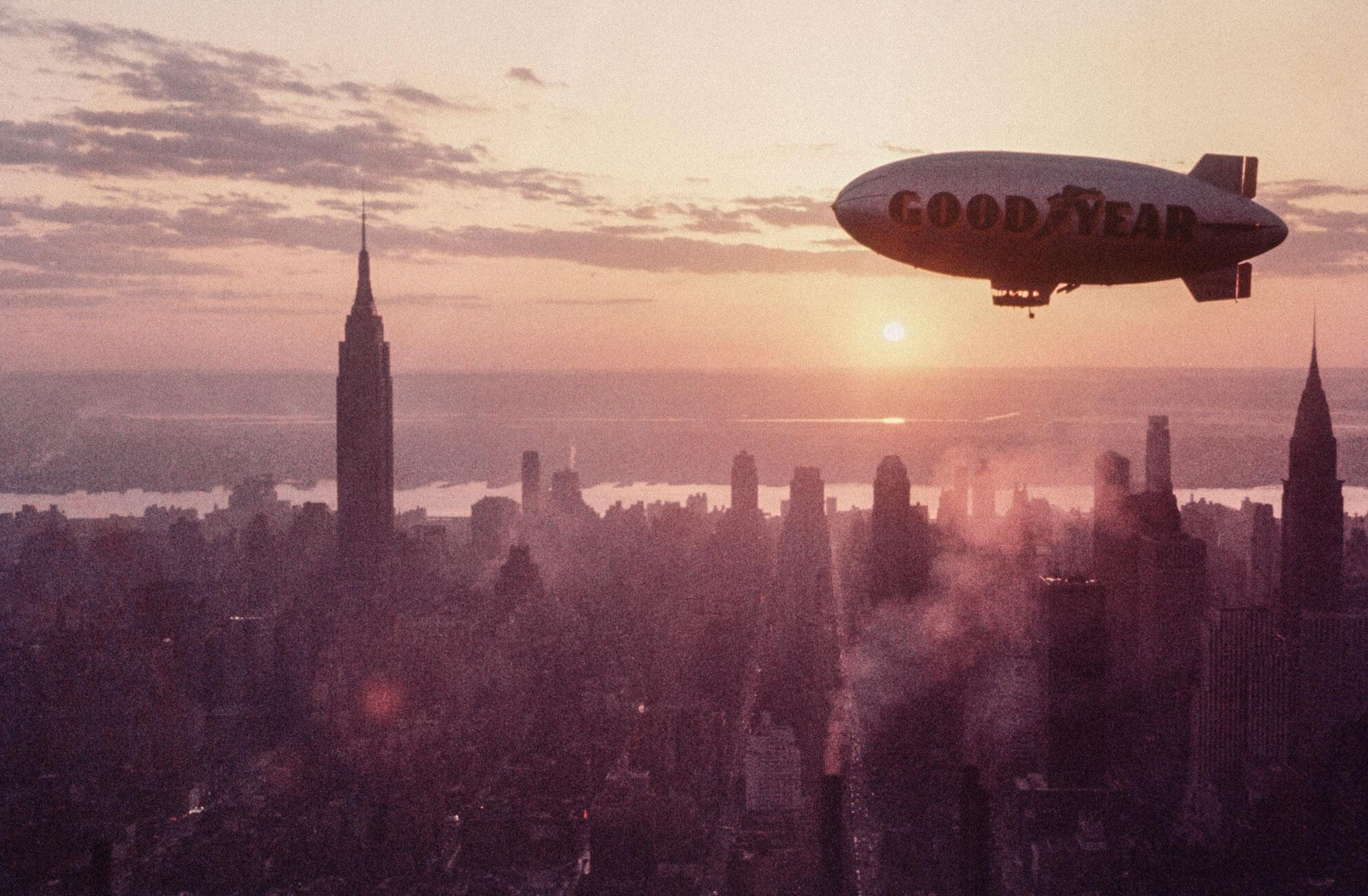 Рекламный дирижабль Good Year пролетает над Нью-Йорком, 1961 год, фотограф Говард Сочурек
