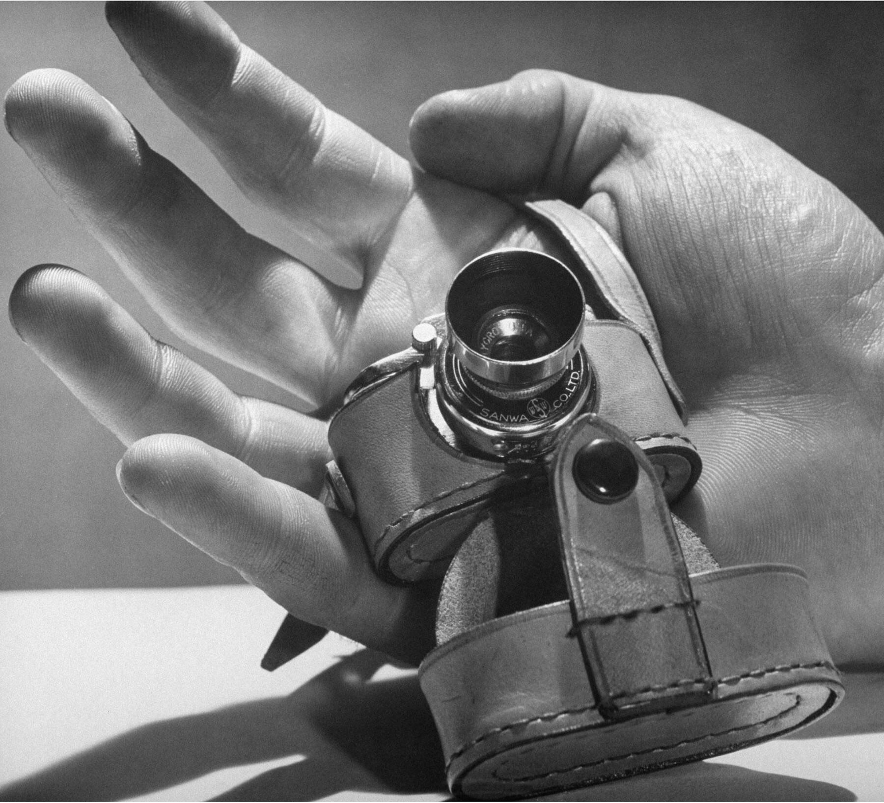 Микро фотокамера на ладони, 1949 год, фотограф Андреас Фейнингер