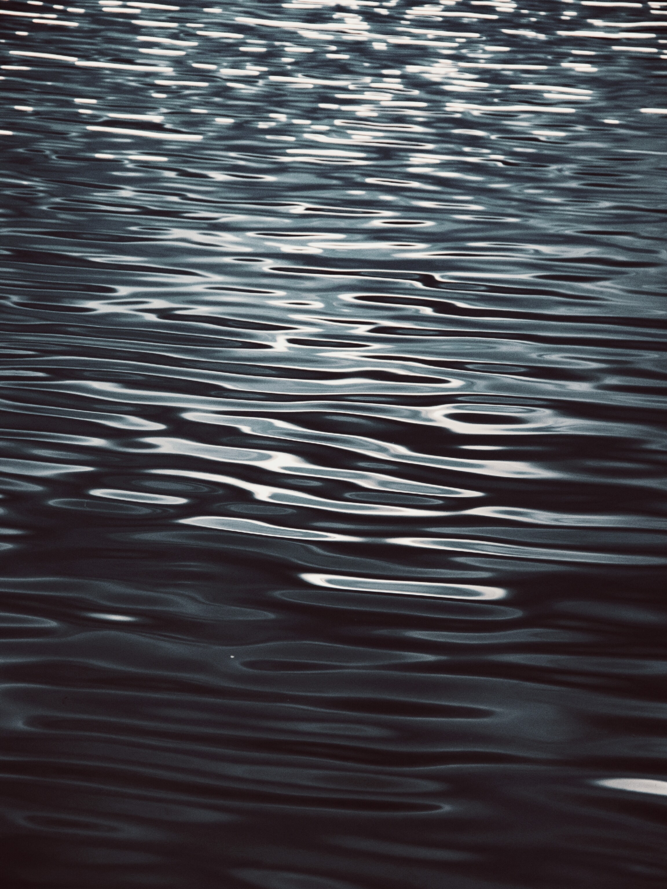 Фотопроект «Танец света и воды» представляет собой захватывающее визуальное путешествие, где свет и вода становятся главными героями. Вода, словно... (1)