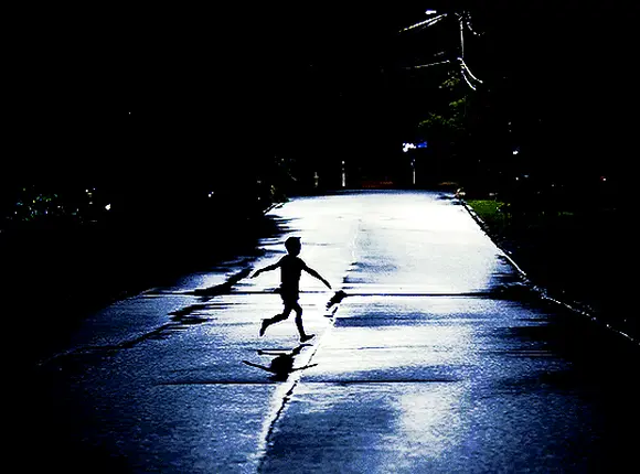 Орудия (Weapons, 2025), режиссёр Зак Креггер — GIF