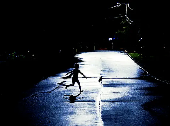 Орудия (Weapons, 2025), режиссёр Зак Креггер — GIF