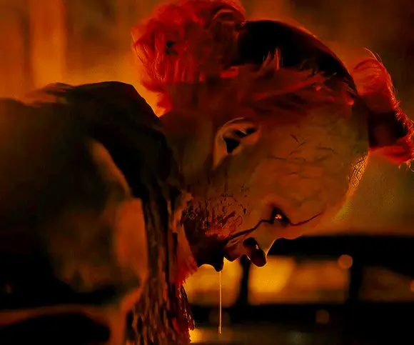 Билл Скарсгrd в роли Пеннивайза Оно Добро пожаловать в Дерри (IT Welcome to Derry, 2025), режиссёр Андрес Мускетти, Эндрю Бернштейн (2) — GIF