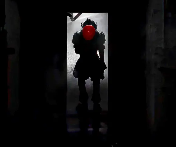 Билл Скарсгrd в роли Пеннивайза Оно Добро пожаловать в Дерри (IT Welcome to Derry, 2025), режиссёр Андрес Мускетти, Эндрю Бернштейн (1) — GIF