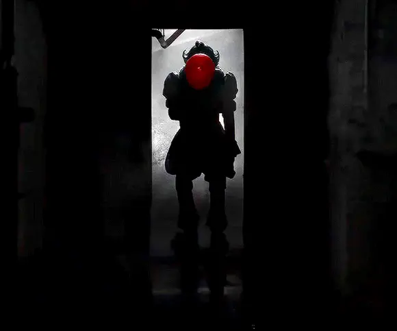 Билл Скарсгrd в роли Пеннивайза Оно Добро пожаловать в Дерри (IT Welcome to Derry, 2025), режиссёр Андрес Мускетти, Эндрю Бернштейн (1) — GIF