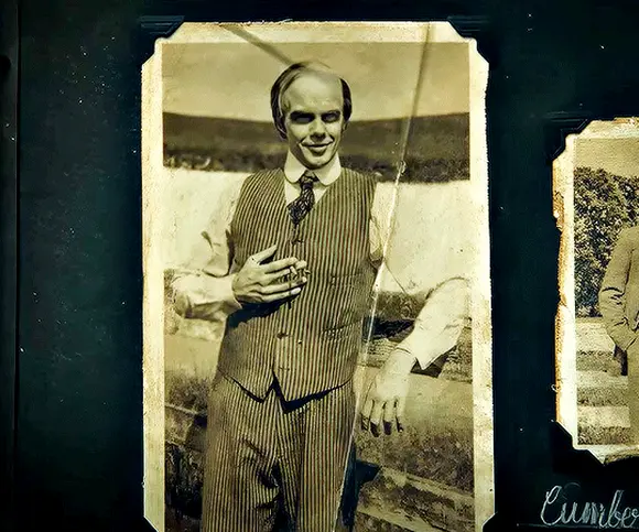 Билл Скарсгrd в роли Пеннивайза Оно Добро пожаловать в Дерри (IT Welcome to Derry, 2025), режиссёр Андрес Мускетти, Эндрю Бернштейн — GIF