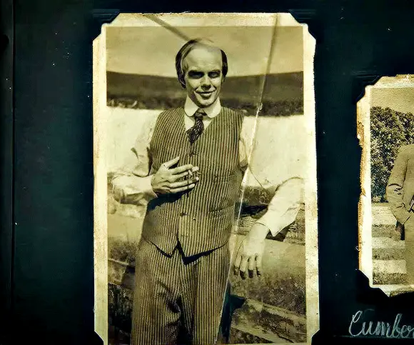 Билл Скарсгrd в роли Пеннивайза Оно Добро пожаловать в Дерри (IT Welcome to Derry, 2025), режиссёр Андрес Мускетти, Эндрю Бернштейн — GIF