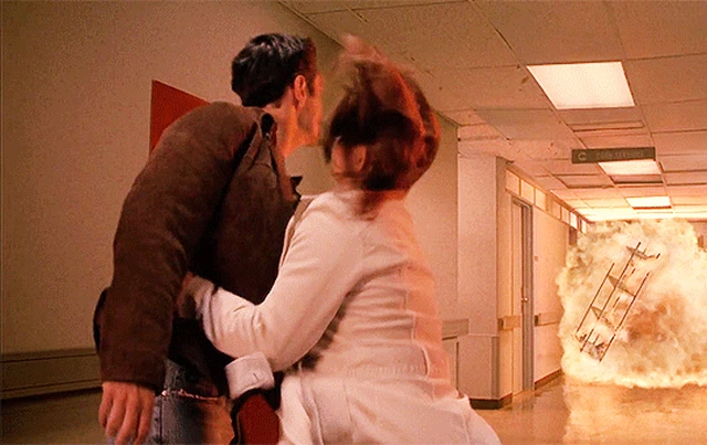 Пункт назначения 2 (Final Destination 2, 2003), режиссёр Дэвид Эллис (9) — GIF